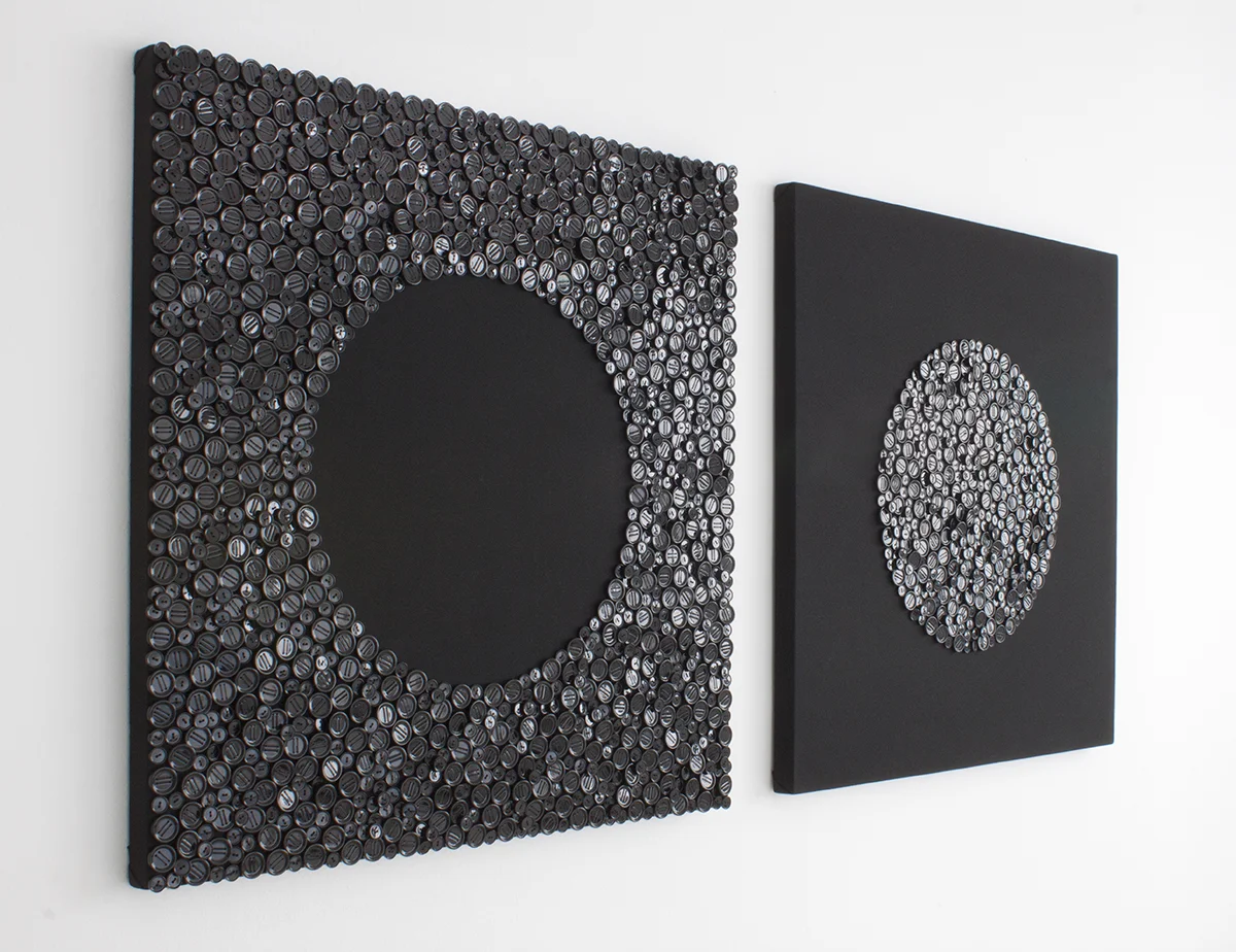 Laura Piñeiro. "Oda a la longánima mirada". Tela, botones e hilo. 200 x 200 x 6 cm. 2014