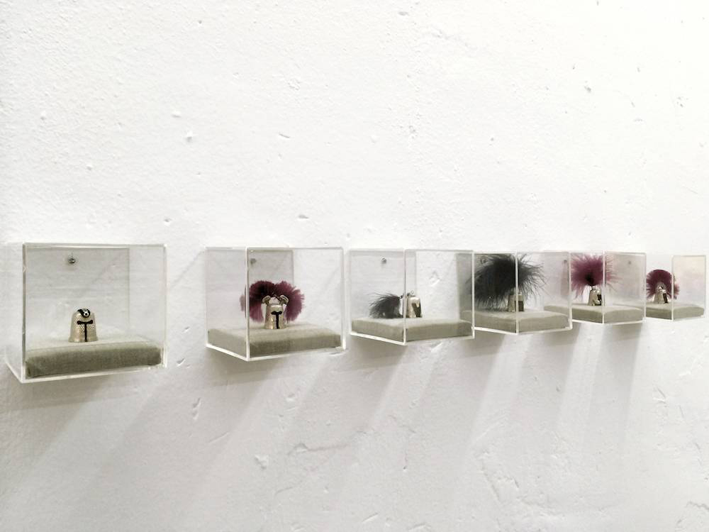 Laura Piñeiro, "Belígeras Labores", dedales, plumas y fornituras. 10x10x10 cm. Ejemplares únicos pertenecientes a una serie. 2013-2014