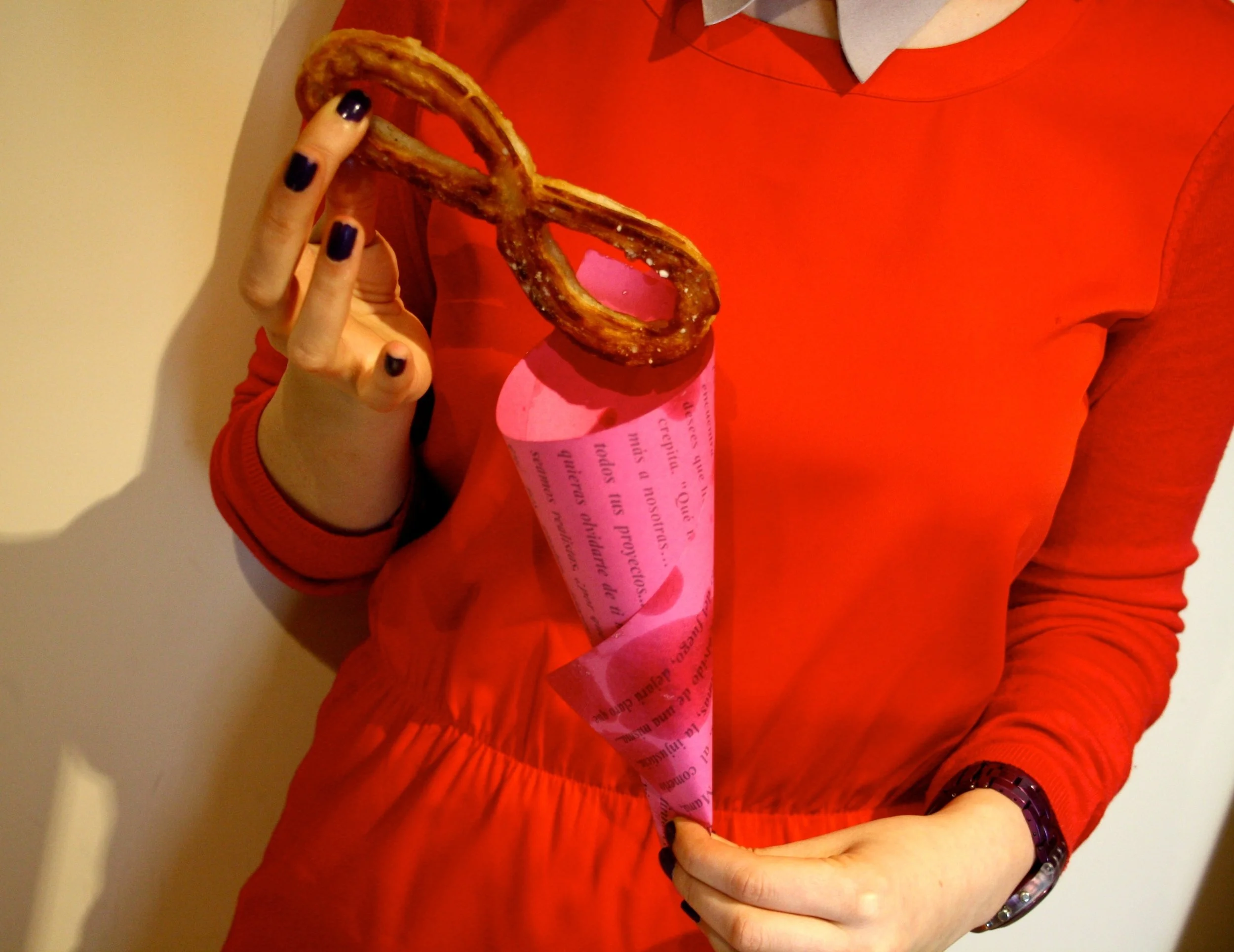 "Churro infinito". Escultura comestible, masa de churro, azúcar, papel impreso con texto. 2013