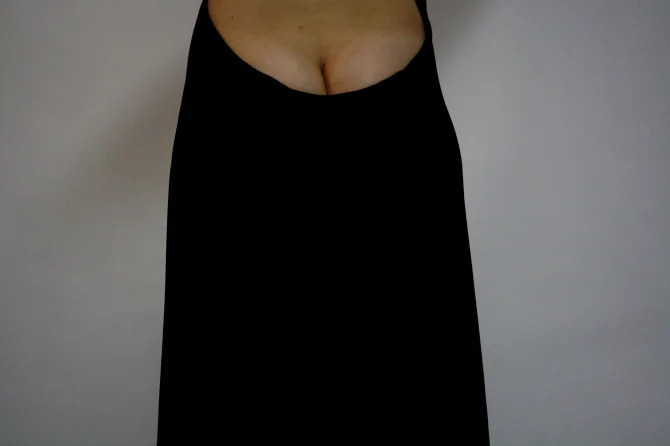 "Las culpas". Fotografía cámara digital, vestido de terciopelo negro con escote trasero. 40 x 50 cm. 2011