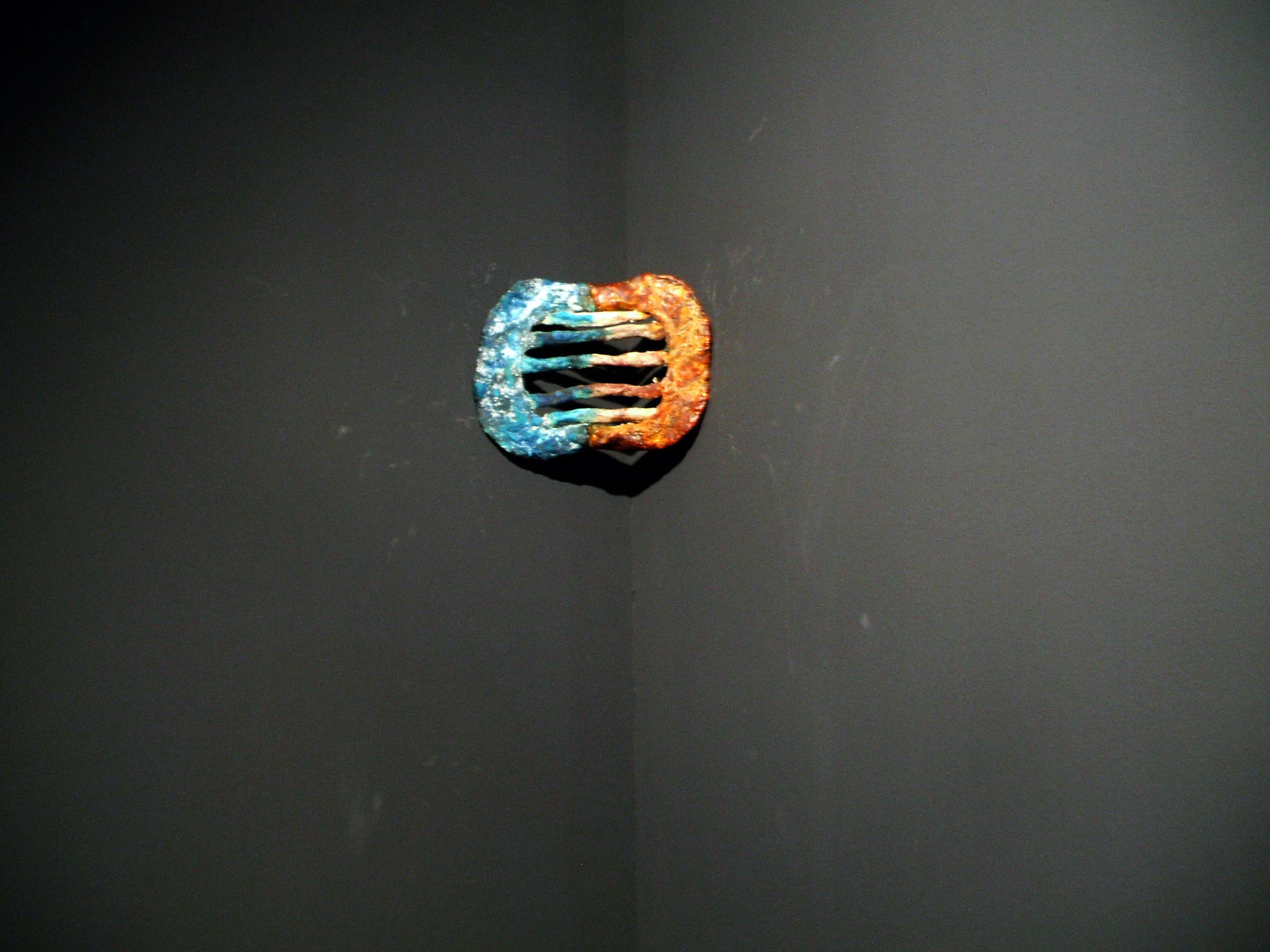 "Semanario sanguíneo". Serie de iconos. Carne, tripa de cerdo, colorante alimenticio, hilo. 20 x 15 x 1,5 cm. 2011