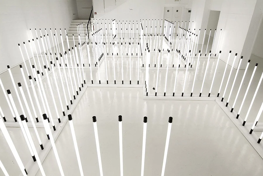 “Electrocosmos”, 2008. Instalación con 240 lámparas fluorescentes, 12 x 17 m