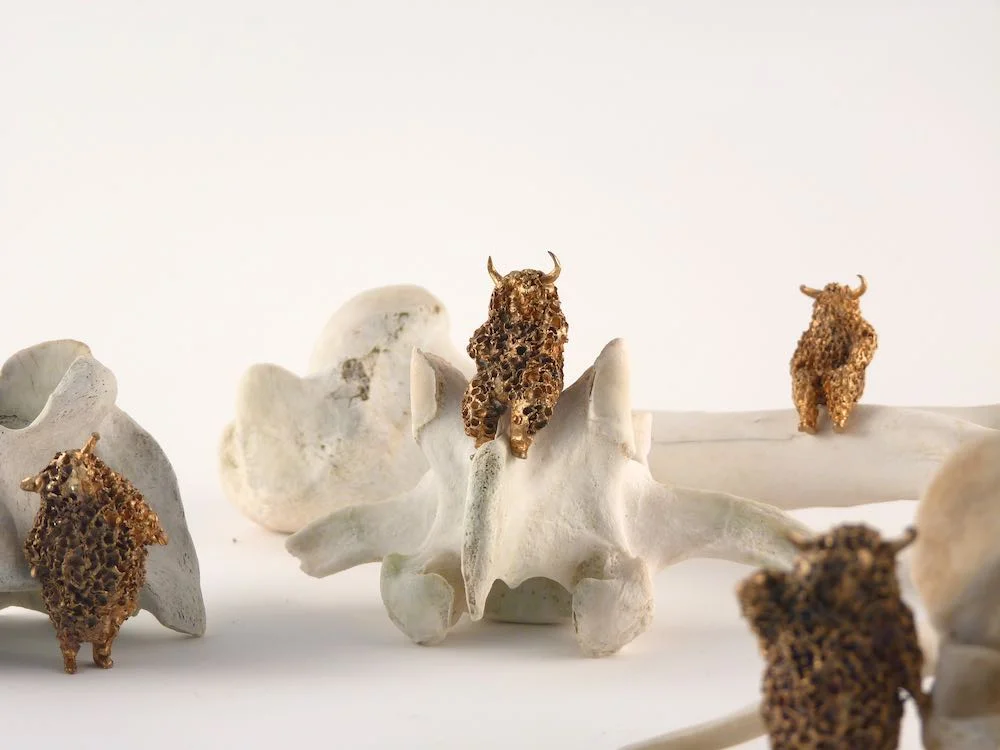  Laura Salguero. "Carne levare", 2012-2014. Esculturas de bronce y hueso de animal. 50 x 50 x 40 cm (aprox.) cada grupo