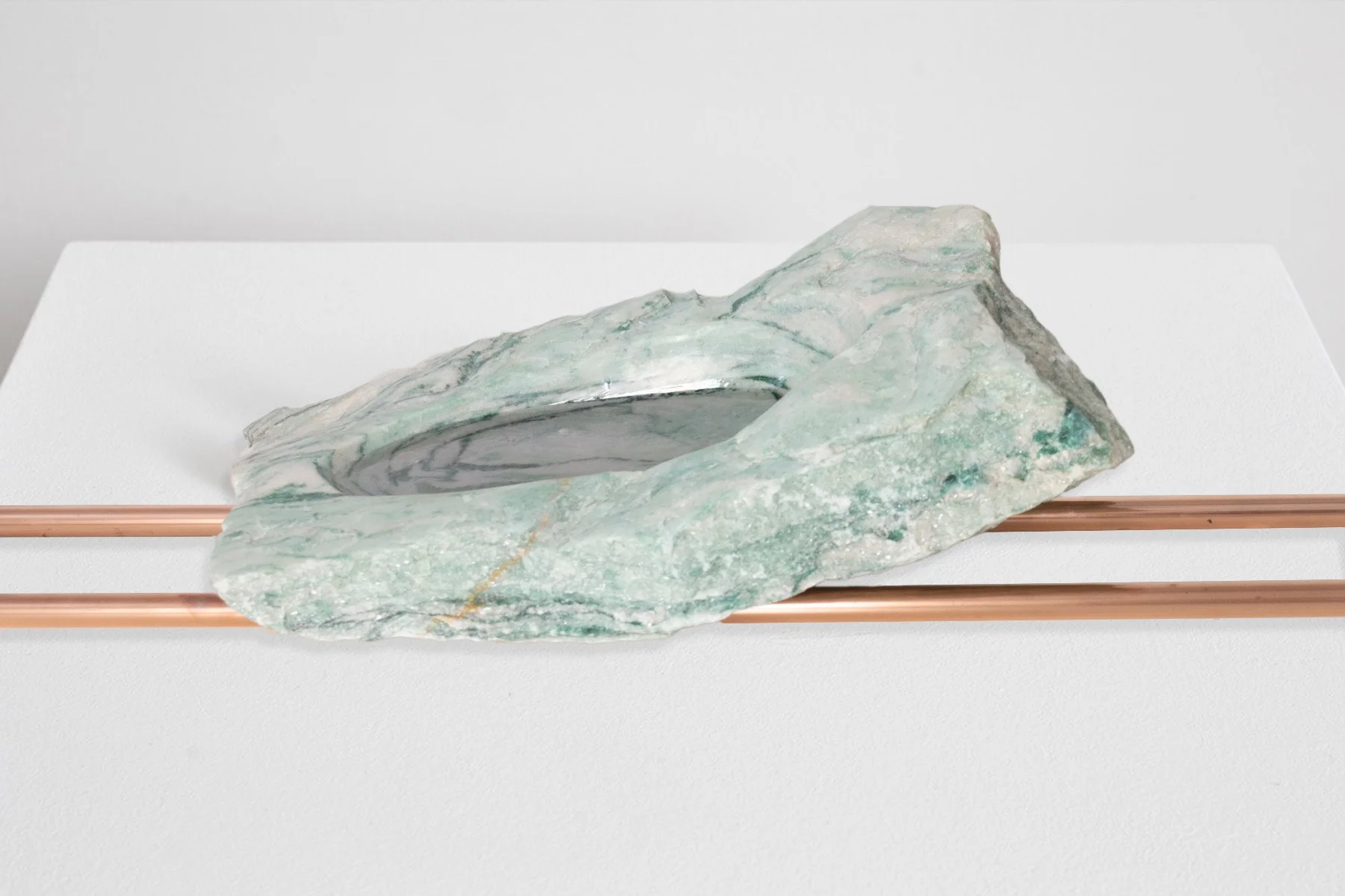 Moreno&Grau, “Transmission”, 2018. Mármol, cobre y resina. 95x35x17 cm