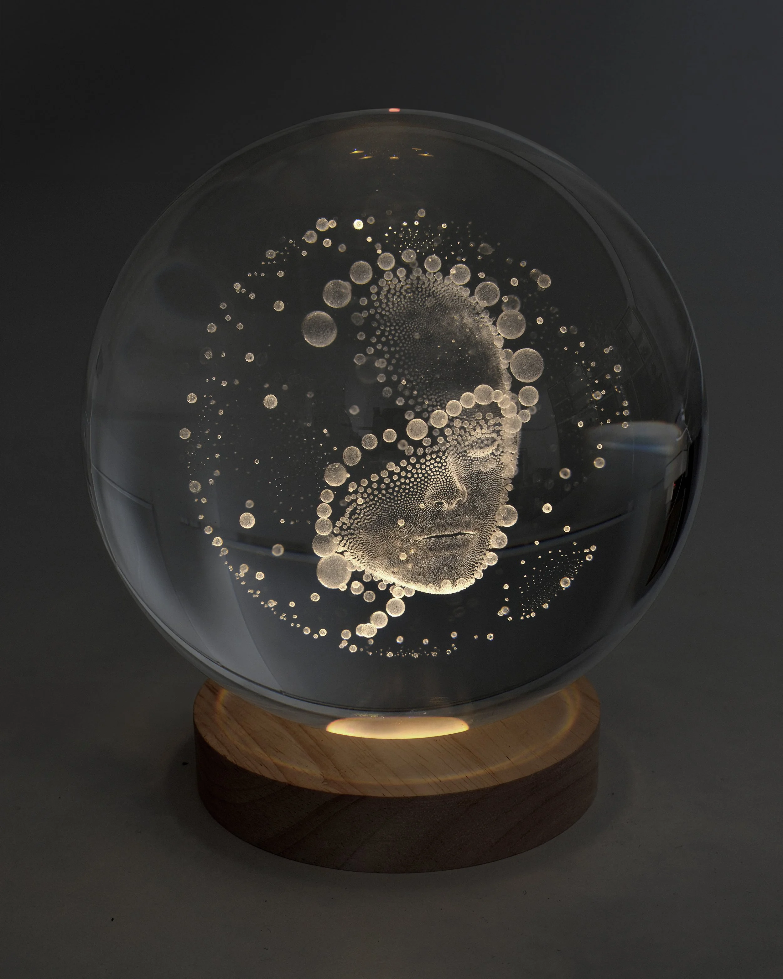 "Sin título". 2025. Cristal tallado con láser y base de luz LED. 20x16x16 cm
