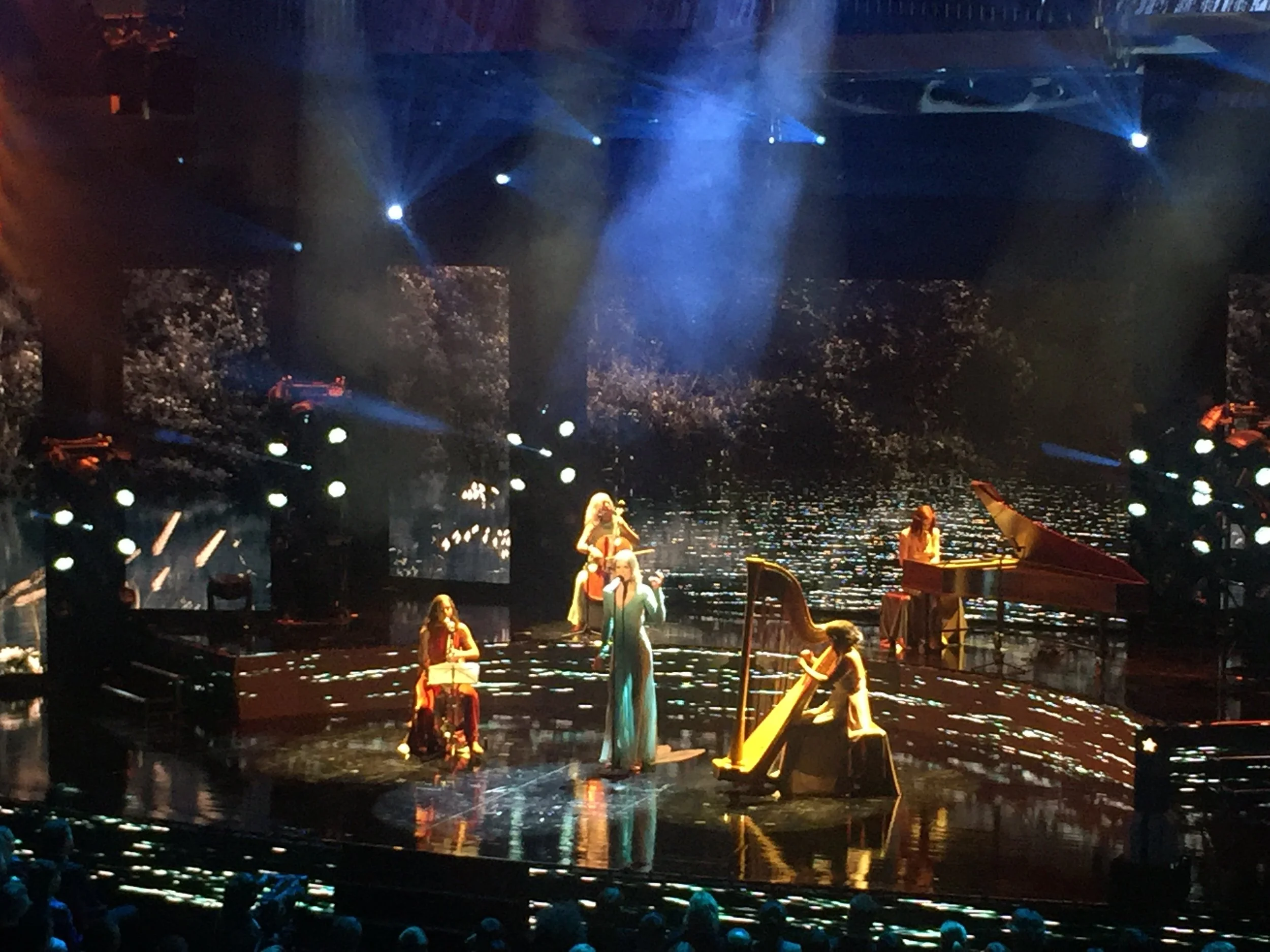 Frida Hyvönen blev dubbelt prisad på Grammisgalan 2017, där hon också uppträde live med låten "Sjön".