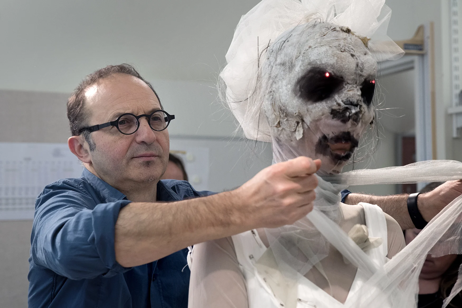 Scenograf Dan Potra i förberedelserna av "Dracula" på Kungliga Operan i Stockholm.