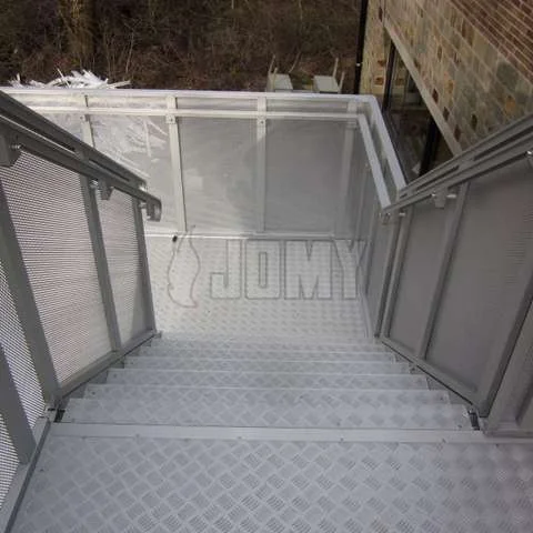 f Custom%20stair%20guardrails_csm5627.jpg