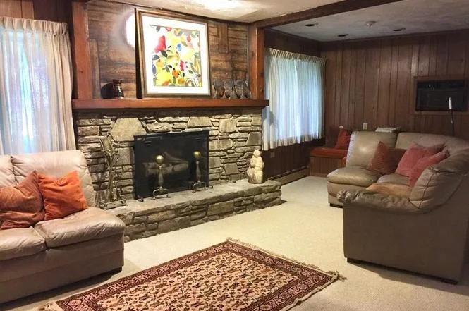 sun-valley-drive-family-room-before.jpg