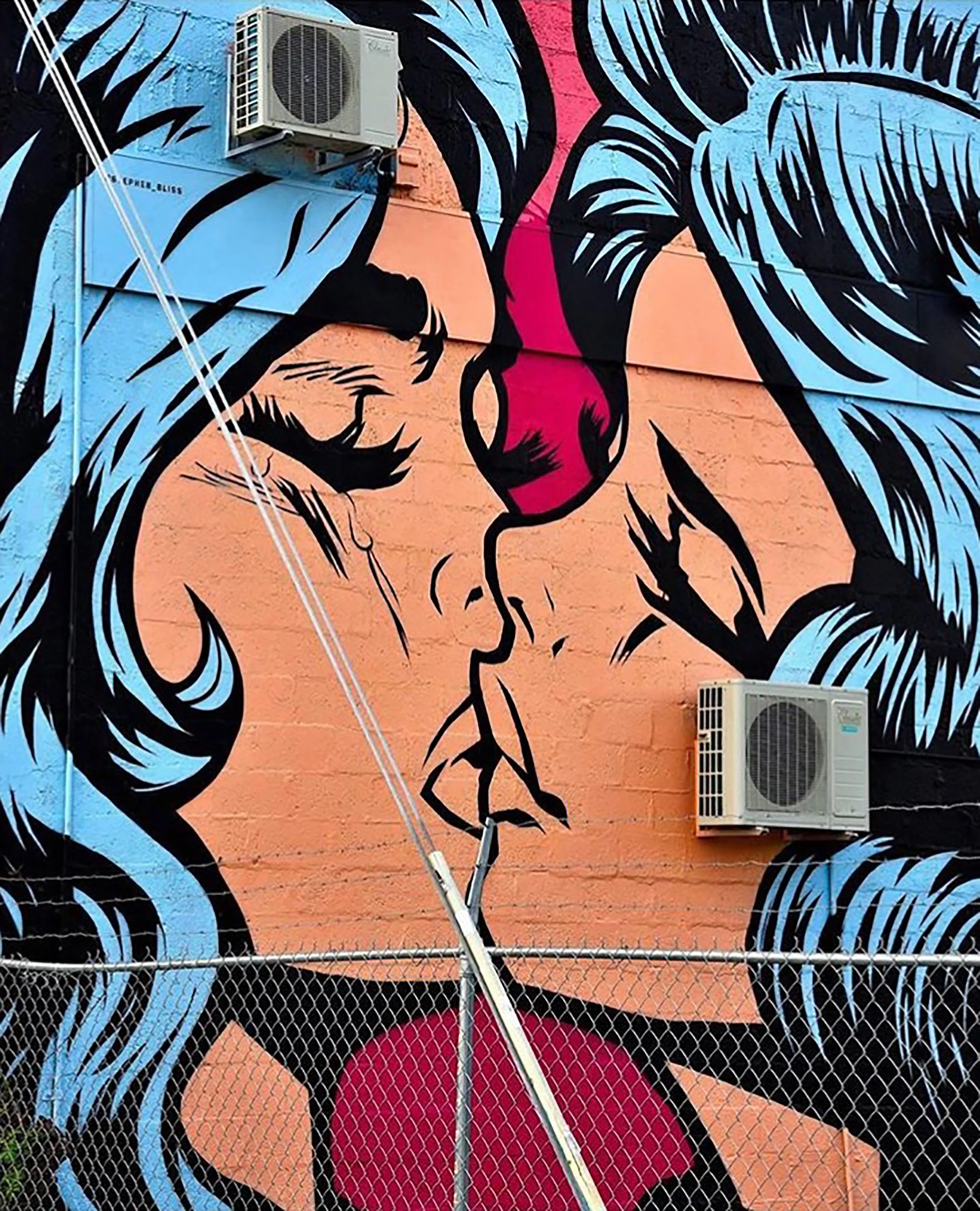 GIRLS KISSING. WYNWOOD, MIAMI.