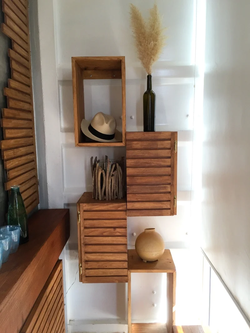 spa.baja.moderdesign.minimal.shelving.viniphera.jpg