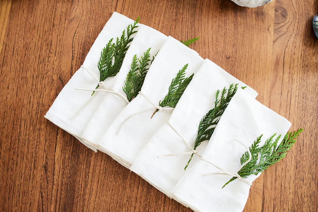 Holiday_Tablescape_Modern_Home_Decor_CB2_Blanc_Floral_Design.jpg