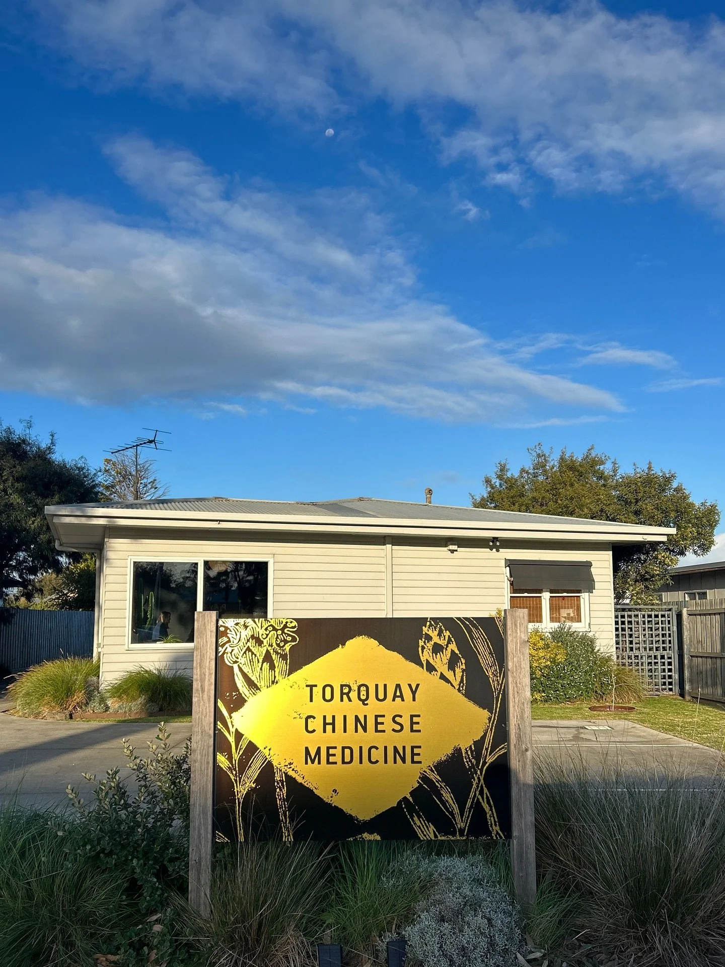 Golden hour at the clinic ✨
#newsign #whodis
