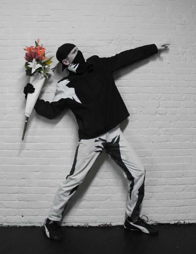 แต่งเป็นมนุษย์มนาจนเบื่อ ลองแต่งเป็นภาพGraffitiชื่อดังของBanksy.. สวมหมวกแก๊ปย้อนหลัง แต่งชุดขาวดำ ถือดอกไม้สีๆไว้ในมือ ..ยืนข้างๆกำแพง เนียนเชียว