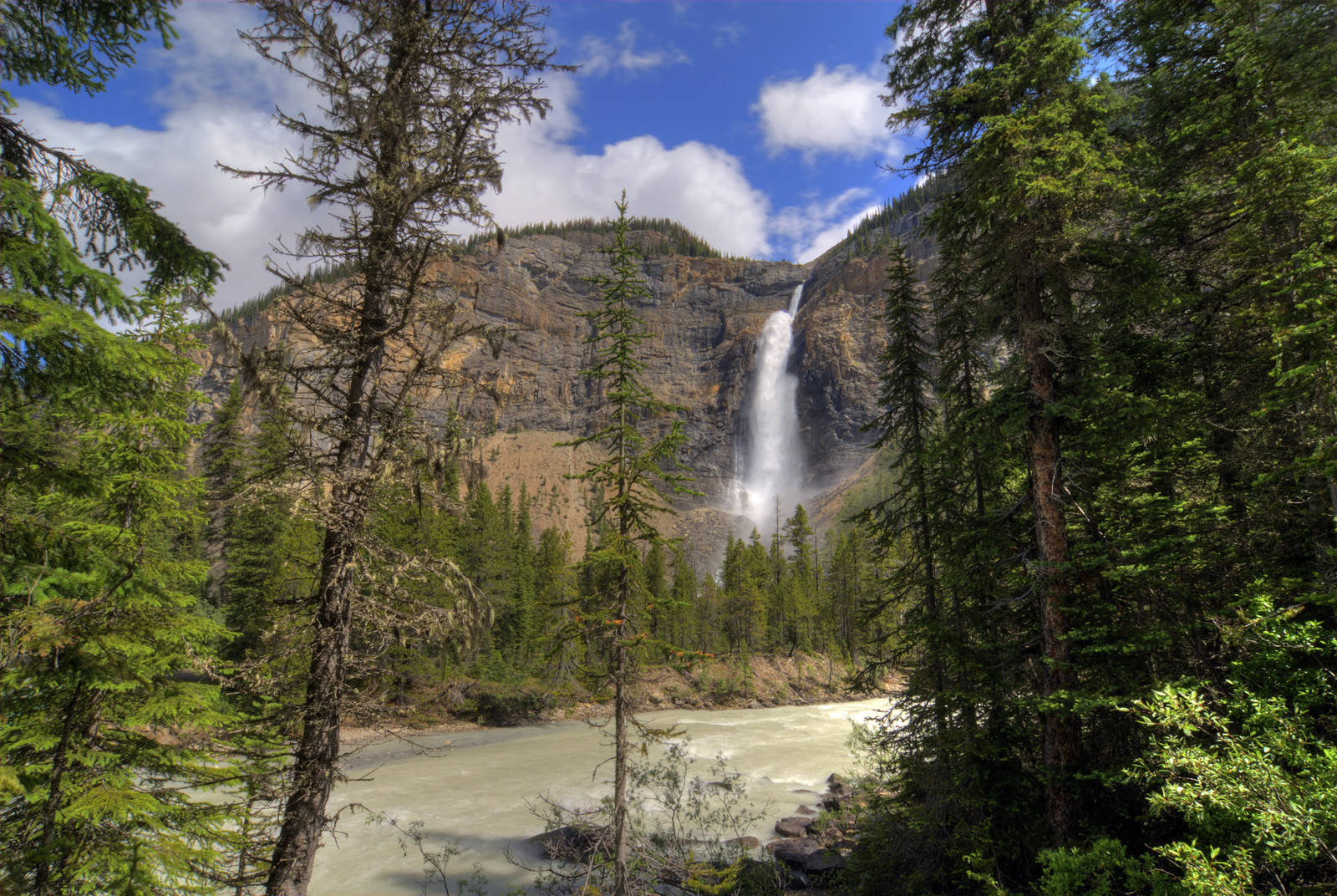 Waterfall adventure in the Yoho National Park