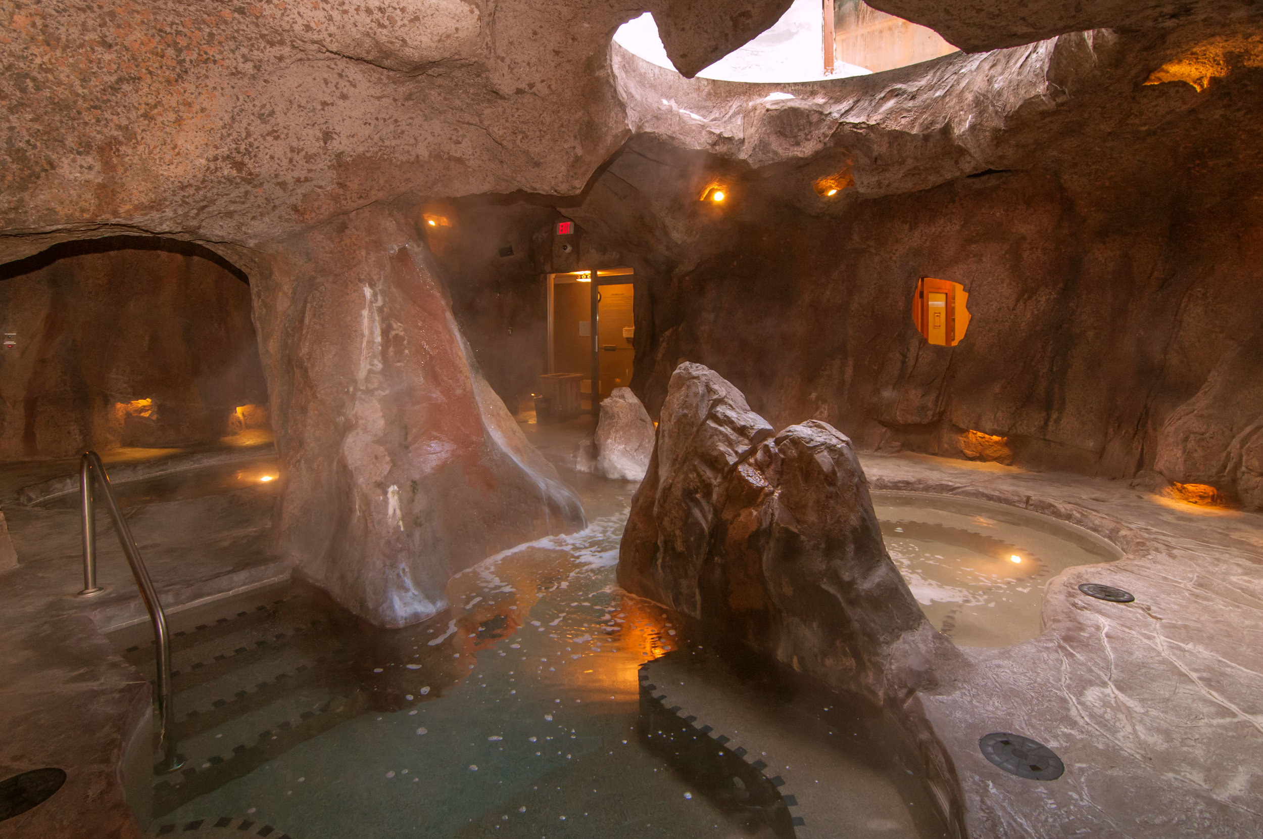 Hot_pool_-Cave_+_Basin_themed.jpg