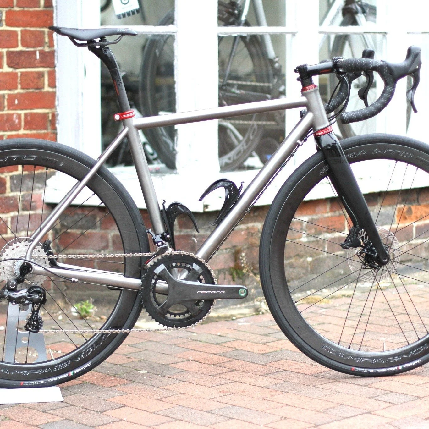 🚲 Custom Build Spotlight: Enigma Evoke x Campagnolo Record 12 ✨

There&rsquo;s something undeniably special about an Enigma &mdash; that combination of British craftsmanship and understated elegance that you feel the moment you see the brushed titan