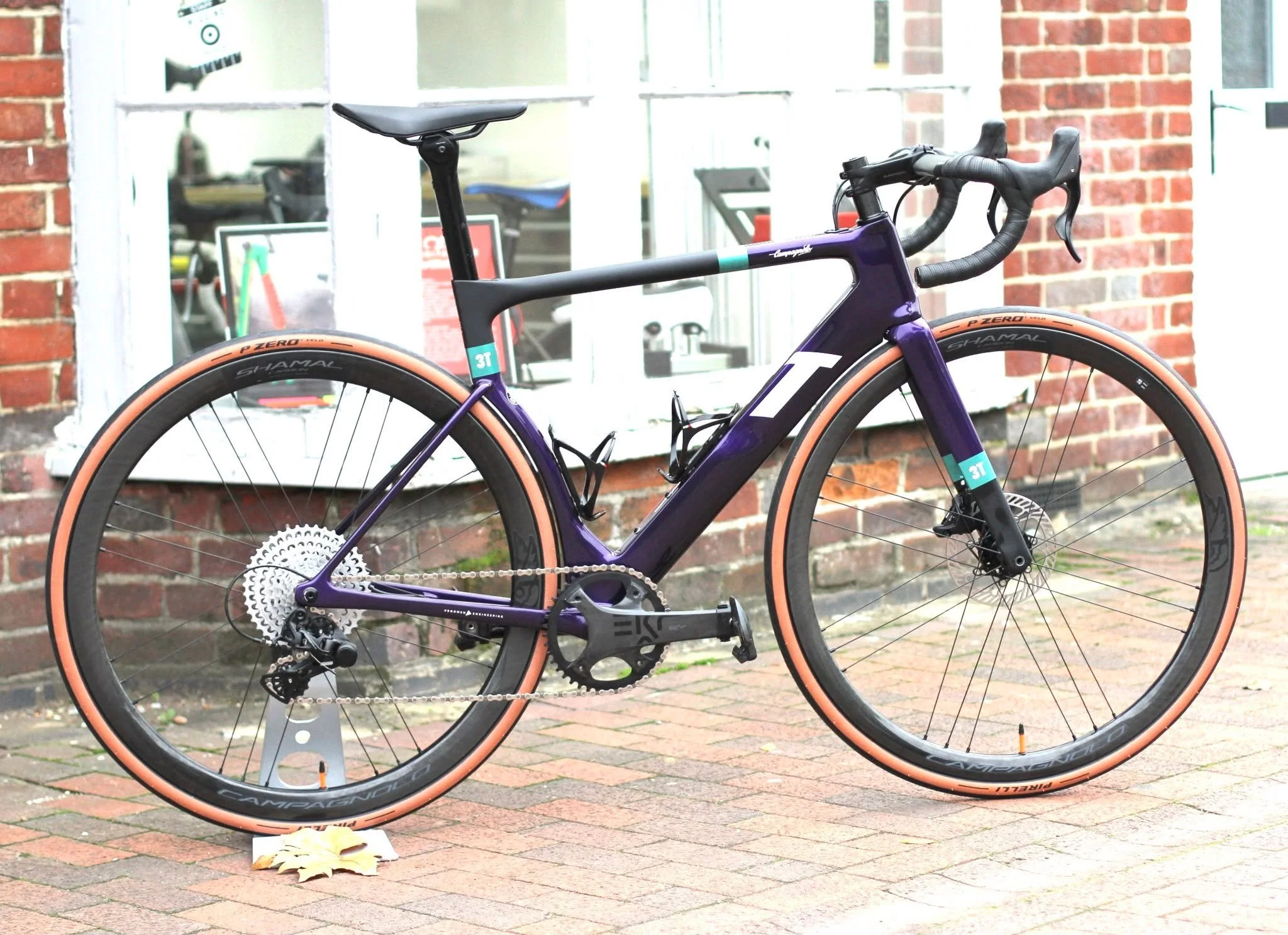 🚲 Custom Build Spotlight: 3T Strada Special Edition x Campagnolo Ekar 🇮🇹✨

This one&rsquo;s got Italian soul written all over it. The @3tbike Strada Special Edition is a bike that blends modern innovation with pure heritage &mdash; born from a bra