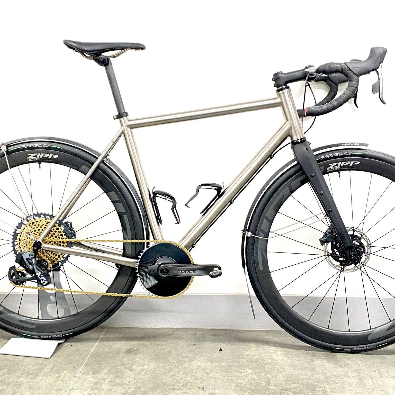 🚲 Custom Build Spotlight: Enigma Escape x SRAM Force Mullet ❄️✨

The Enigma Escape has always been about freedom &mdash; the kind of bike that feels just as happy on wet back roads as it does deep into the hills. Built from beautifully finished tita