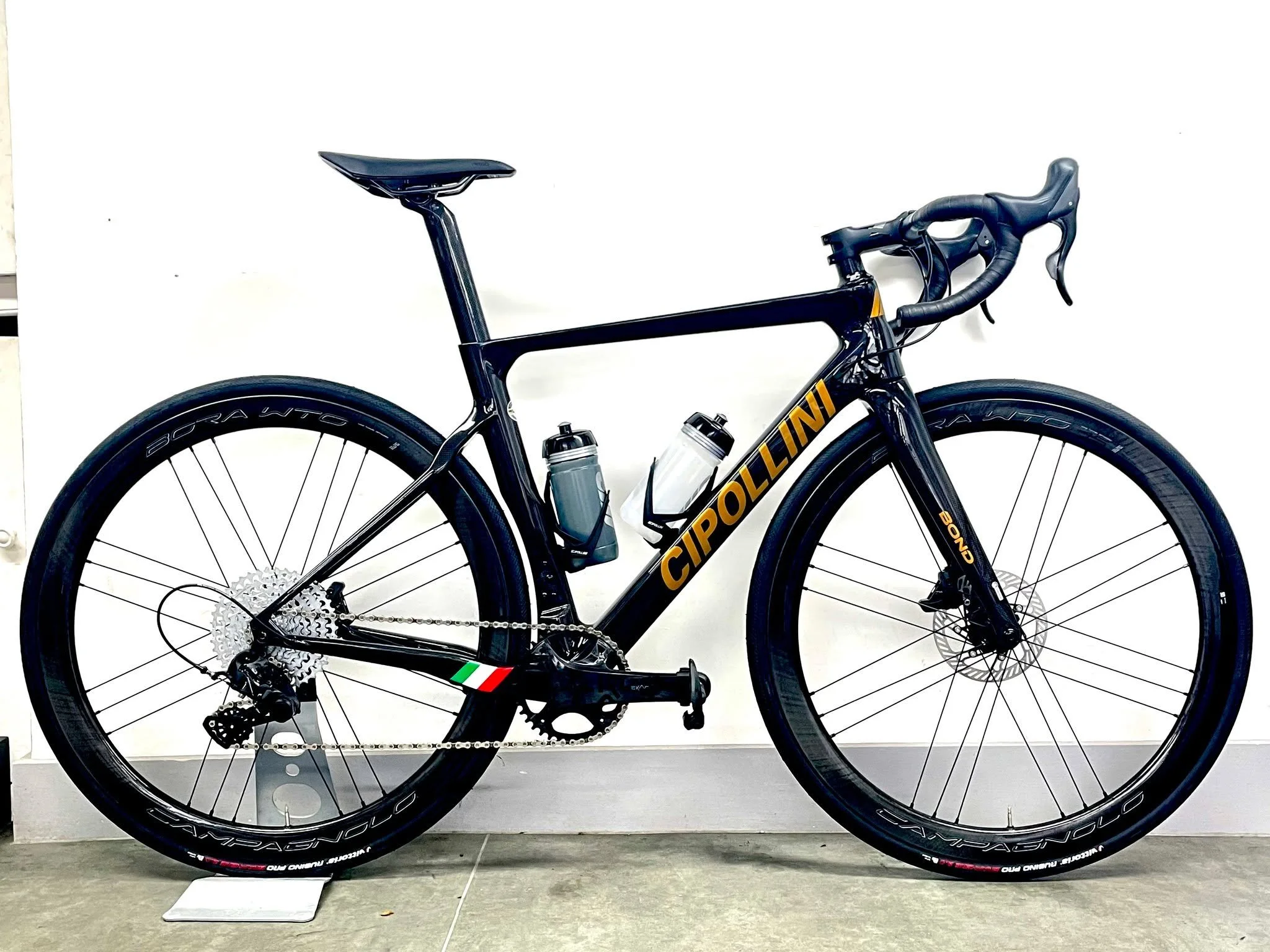 🚲 Custom Build Spotlight: Cipollini Bond Disc x Campagnolo Ekar 🇮🇹✨

Now this one&rsquo;s got attitude. The @mcipollinibike Bond Disc is pure Italian muscle &mdash; a frame that oozes speed, precision, and craftsmanship in equal measure. Handmade 