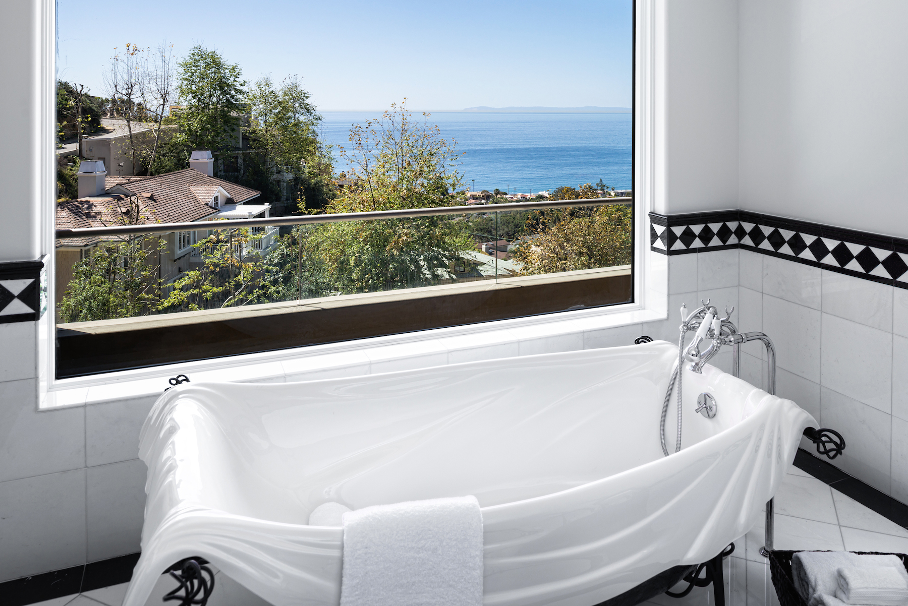 Soak-Tub-Laguna-Beach-View.jpg