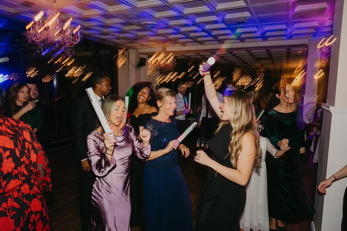 Here&rsquo;s to more amazing parties in 2️⃣0️⃣2️⃣4️⃣ Happy New Year, friends!

#lizegbertphoto #weddingphotography #weddingday #dancefloor #shutterdrag #pittsburghphotographer