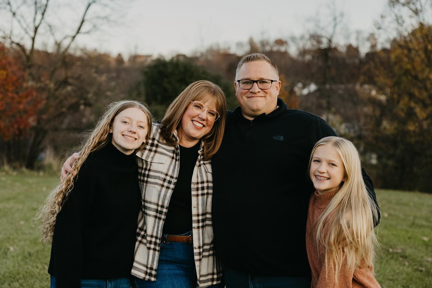 Pulling some sessions out of the archives because they&rsquo;re too good not to share. Meet the Patinski fam! 🍂 Had fun seeing these friends again for a short fall mini session. Capturing memories year after year and seeing families grow is so dang 
