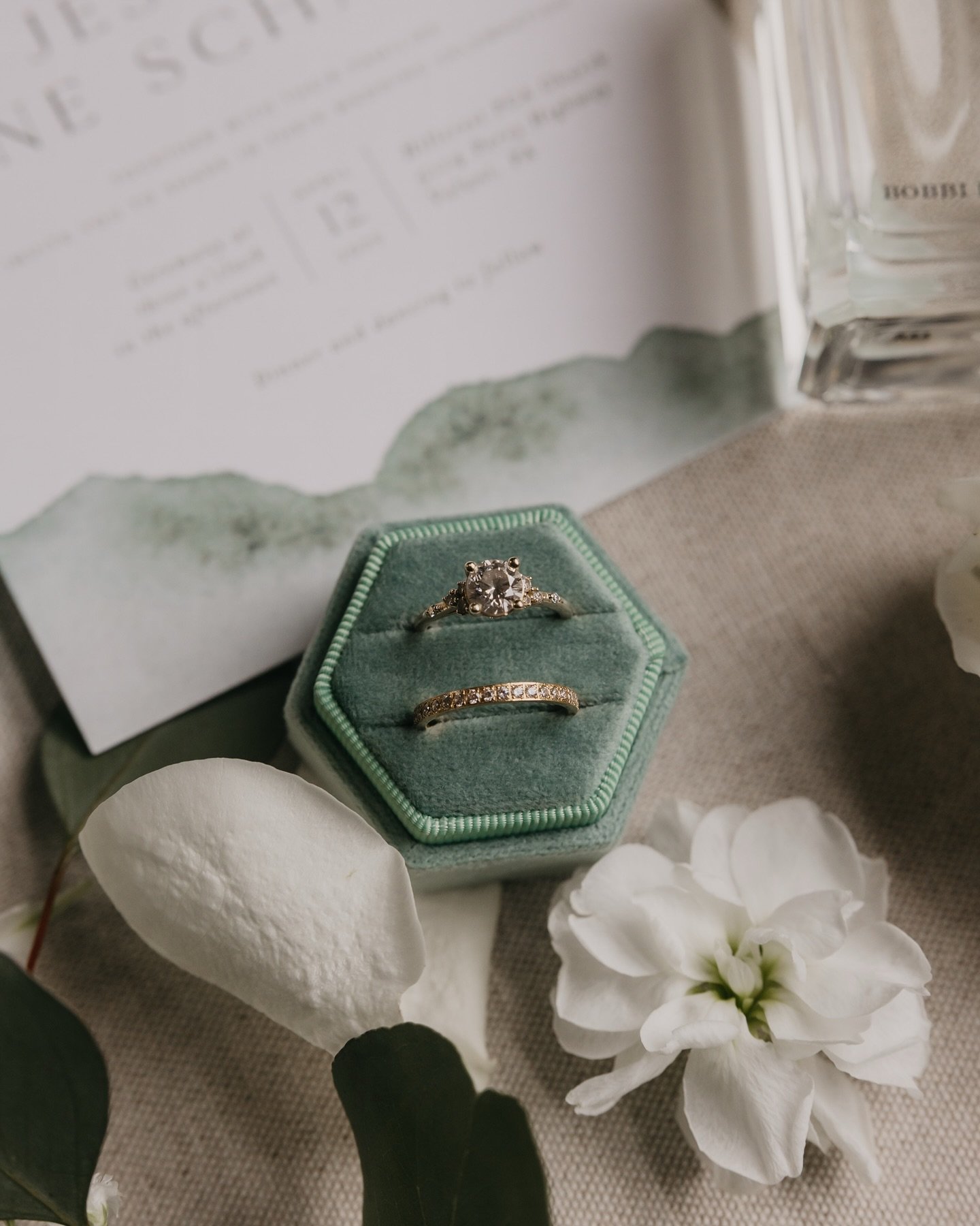 The details that matter to you matter to me 💍 🌹 🤍

#lizegbertphoto #portraitphotography #weddingphotography #weddingphotographer #pittsburghweddingphotographer #weddingday #weddingdetails