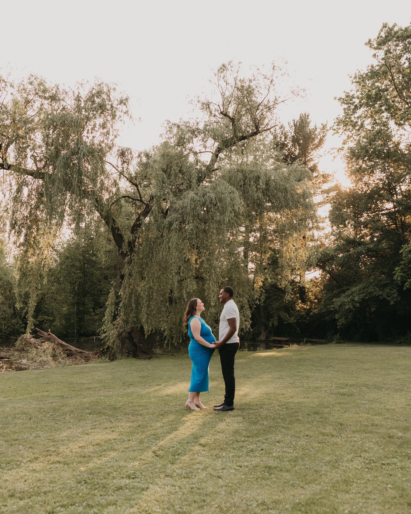 Pausing wedding content for these amazing maternity photos 🩵 SO CUTE. We&rsquo;ve gone from engagement photos, to wedding, and now maternity - I love seeing my client&rsquo;s families grow!! Also, I&rsquo;m actively trying to end more sessions with 