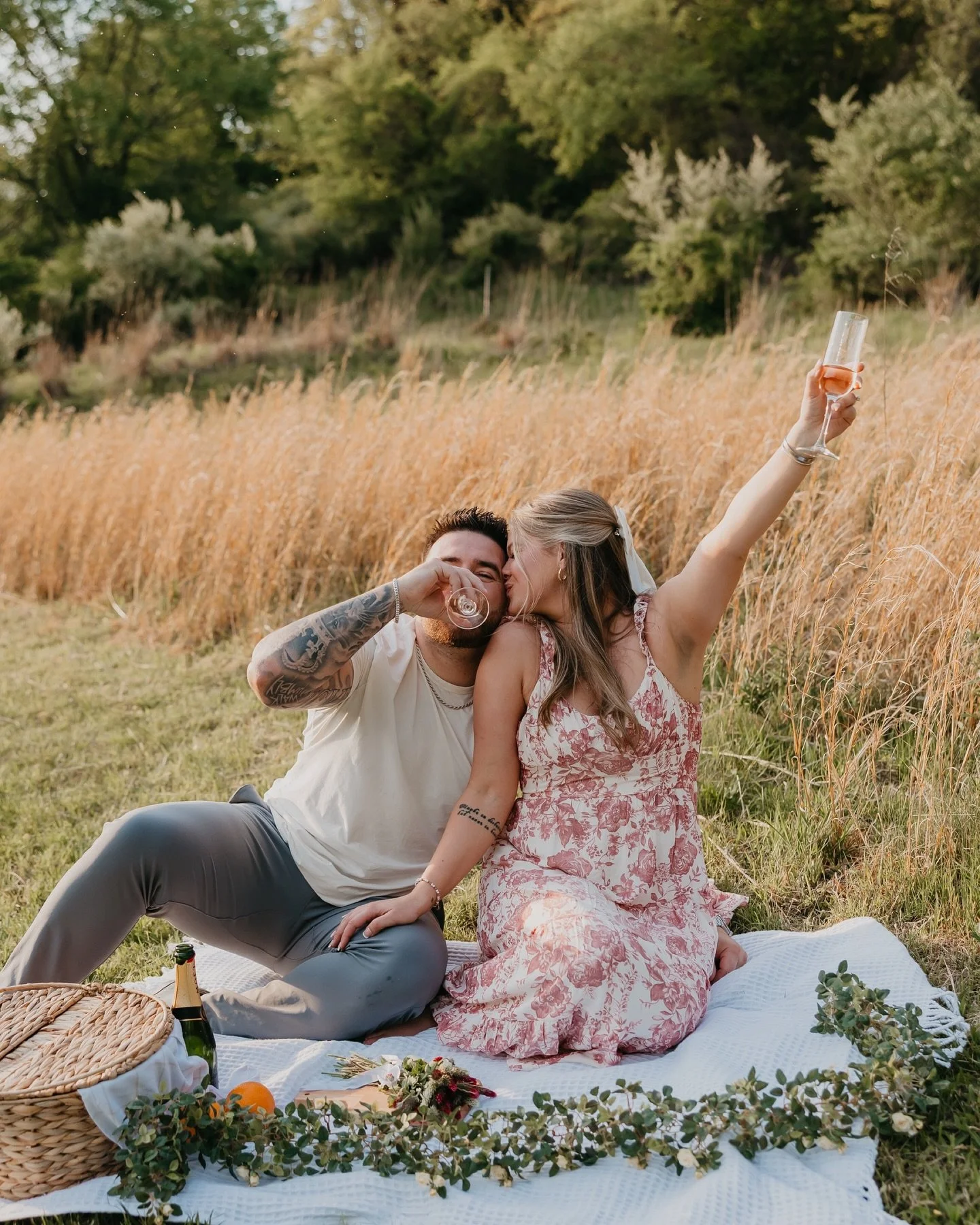 The little summer picnic engagement sesh of my dreams 🥂🤍

#lizegbertphoto #canon #canonphotography #portraitphotography 
#familyphotographer #familysession #portraits 
#weddingphotographer #wedding #engagement #pittsburghpa