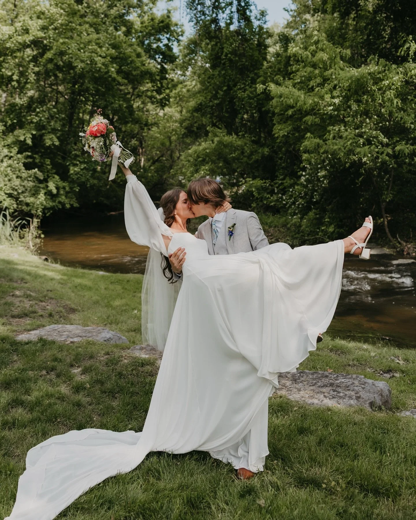 How many photos can I fit in one post for Alei &amp; Jacob&rsquo;s perfect backyard wedding? The answer is NOT ENOUGH. Completely obsessed with their backyard garden party themed wedding in May. The colors, the vibes, the people&hellip; all perfectio