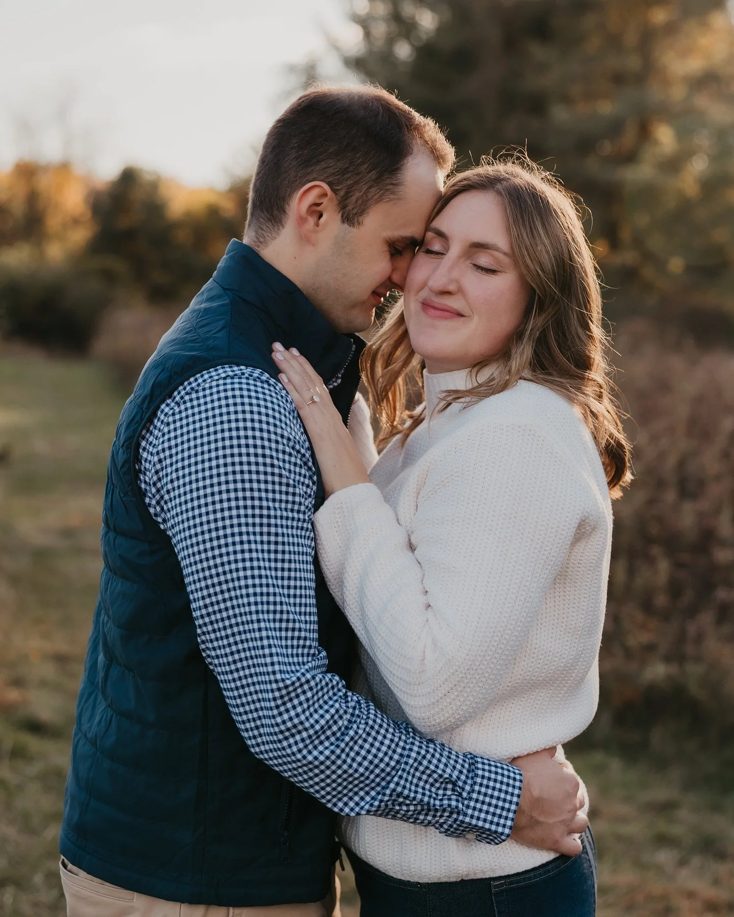 Allie &amp; Matt&rsquo;s fall engagement was unbeleafable 😏🍁 I can&rsquo;t wait to celebrate in 2026!

#lizegbertphoto #canon #engagement #engagementphotographer #portraits #northpark 
#pittsburghwedding #burghbrides #burghbride  #pittsburghpa #202