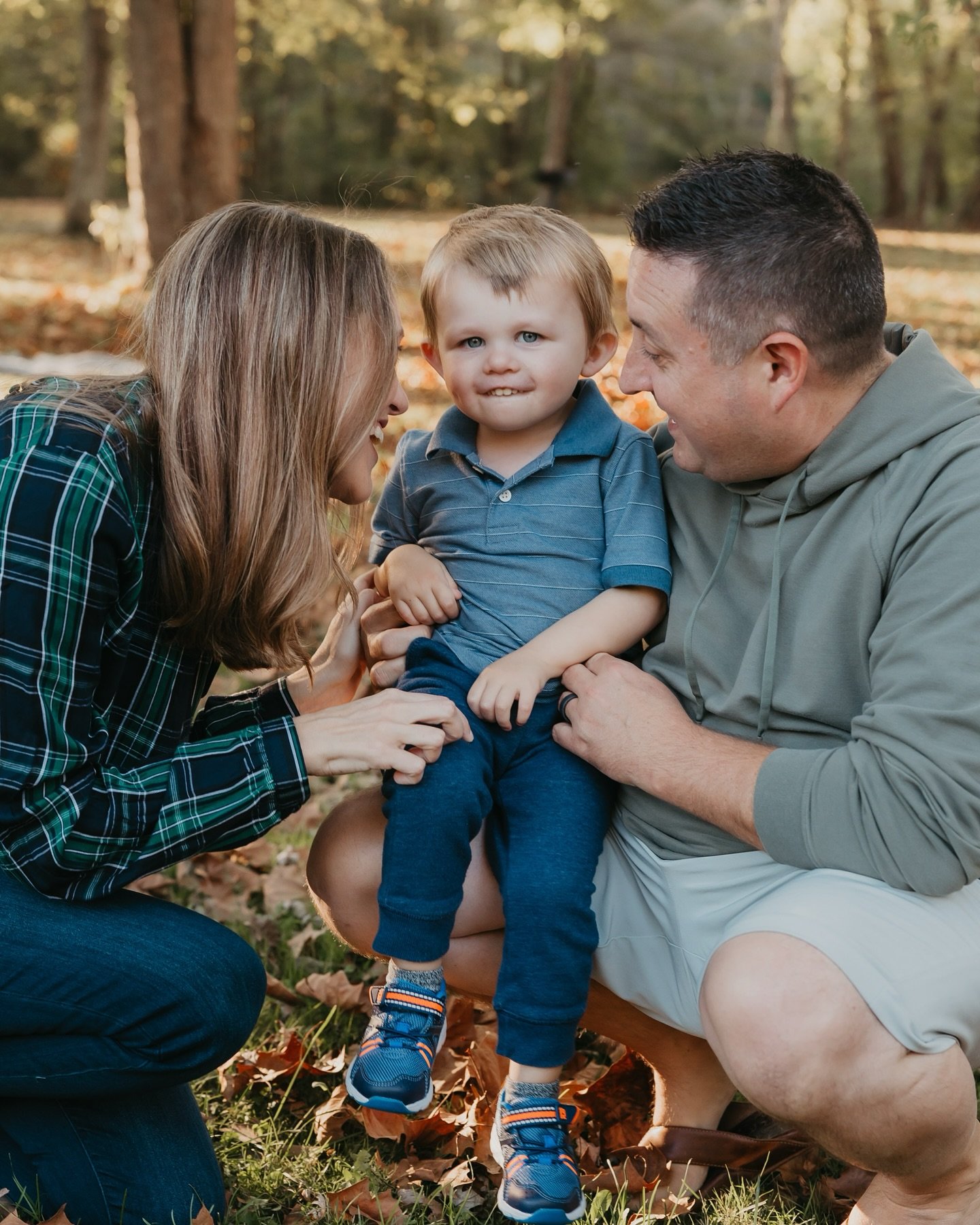 Minis this year were SO FUN! But wait, I have more Christmas minis coming up on December 6th! Don&rsquo;t miss out, grab your spot today! Link in bio

#lizegbertphoto  #minisession #fallminisession #familyphotos #familyphotographer #portrait #portrai