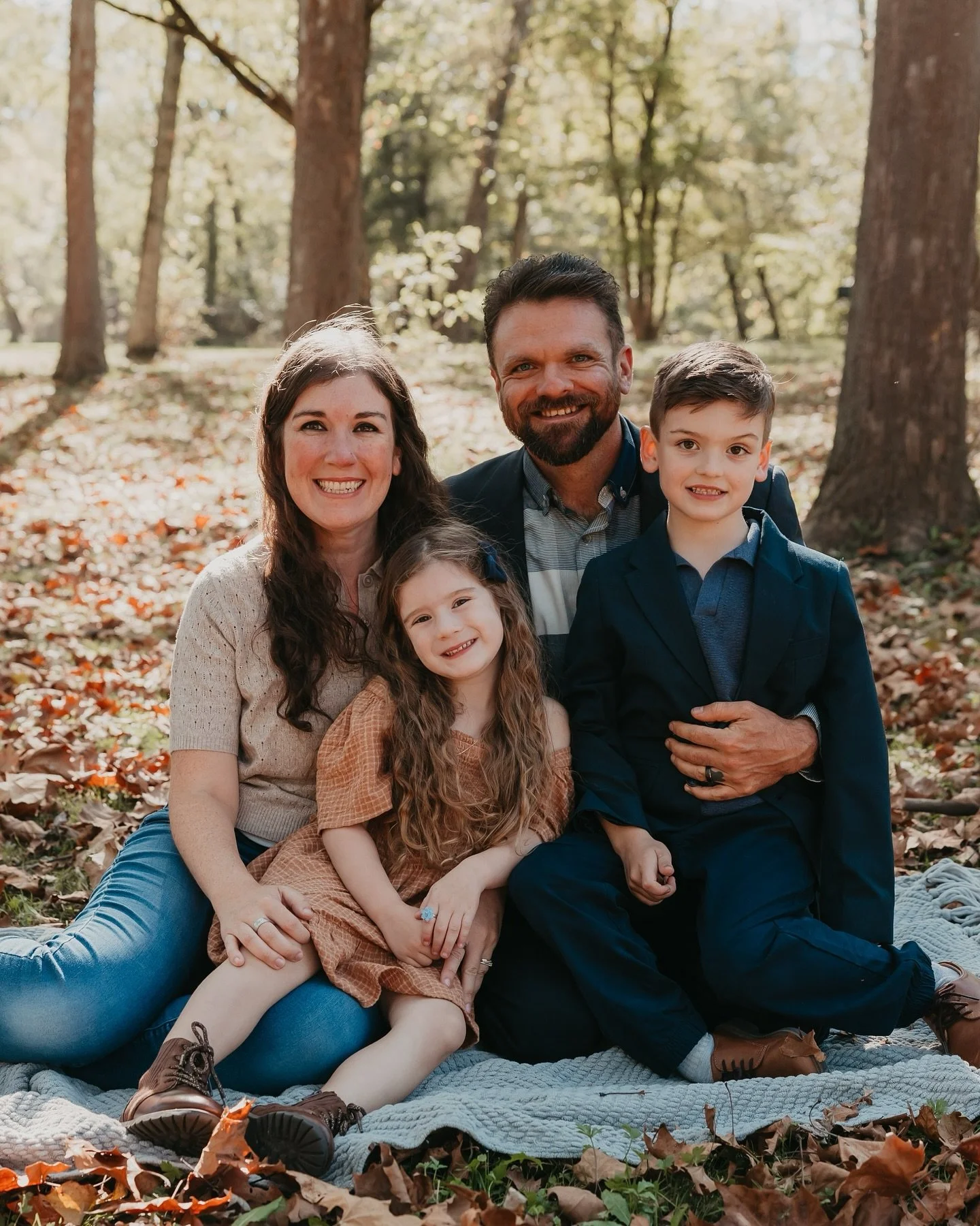 Minis this year were SO FUN! But wait, I have more Christmas minis coming up on December 6th! Don&rsquo;t miss out, grab your spot today! Link in bio

#lizegbertphoto  #minisession #fallminisession #familyphotos #familyphotographer #portrait #portrai