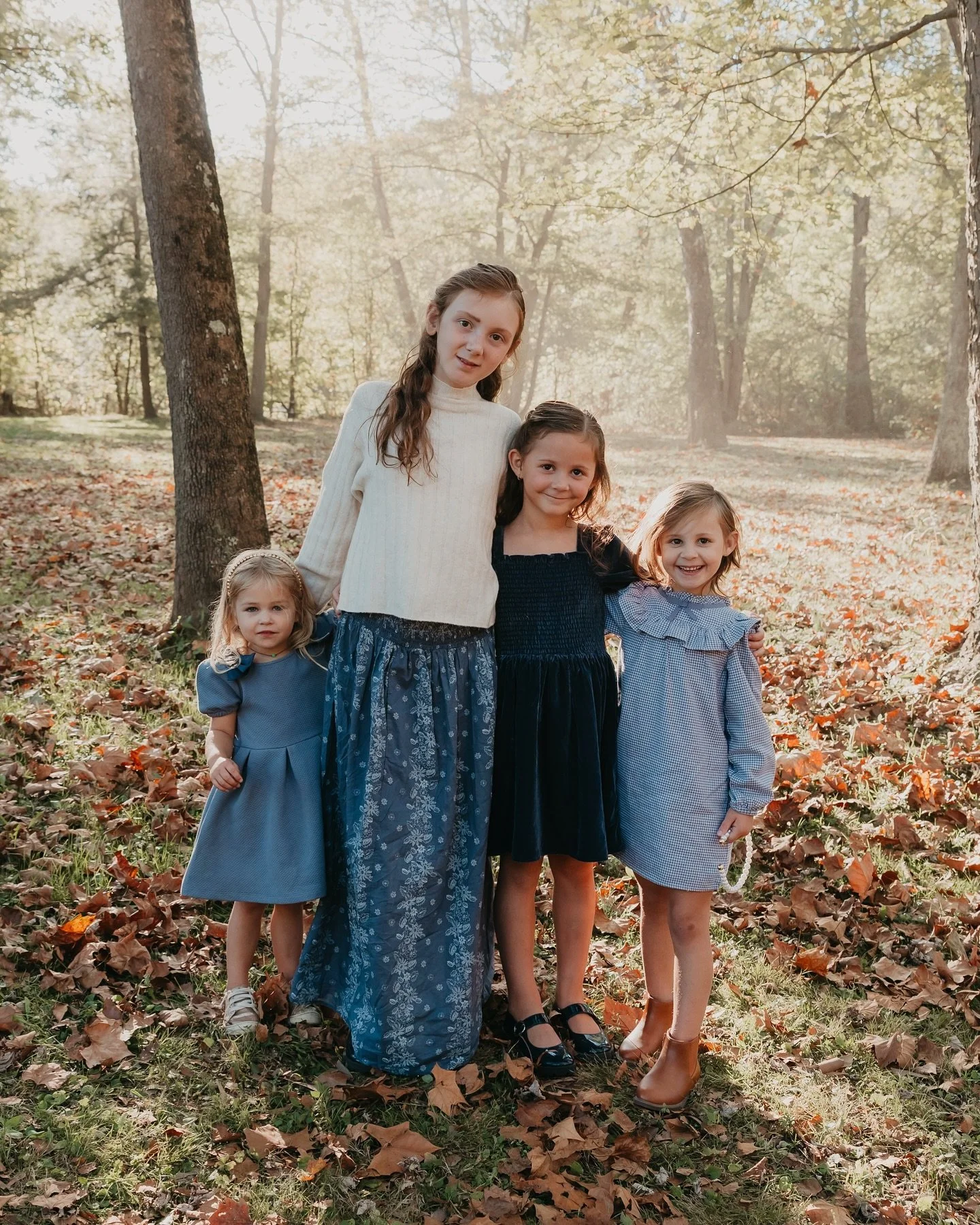 Minis this year were SO FUN! But wait, I have more Christmas minis coming up on December 6th! Don&rsquo;t miss out, grab your spot today! Link in bio

#lizegbertphoto  #minisession #fallminisession #familyphotos #familyphotographer #portrait #portrai