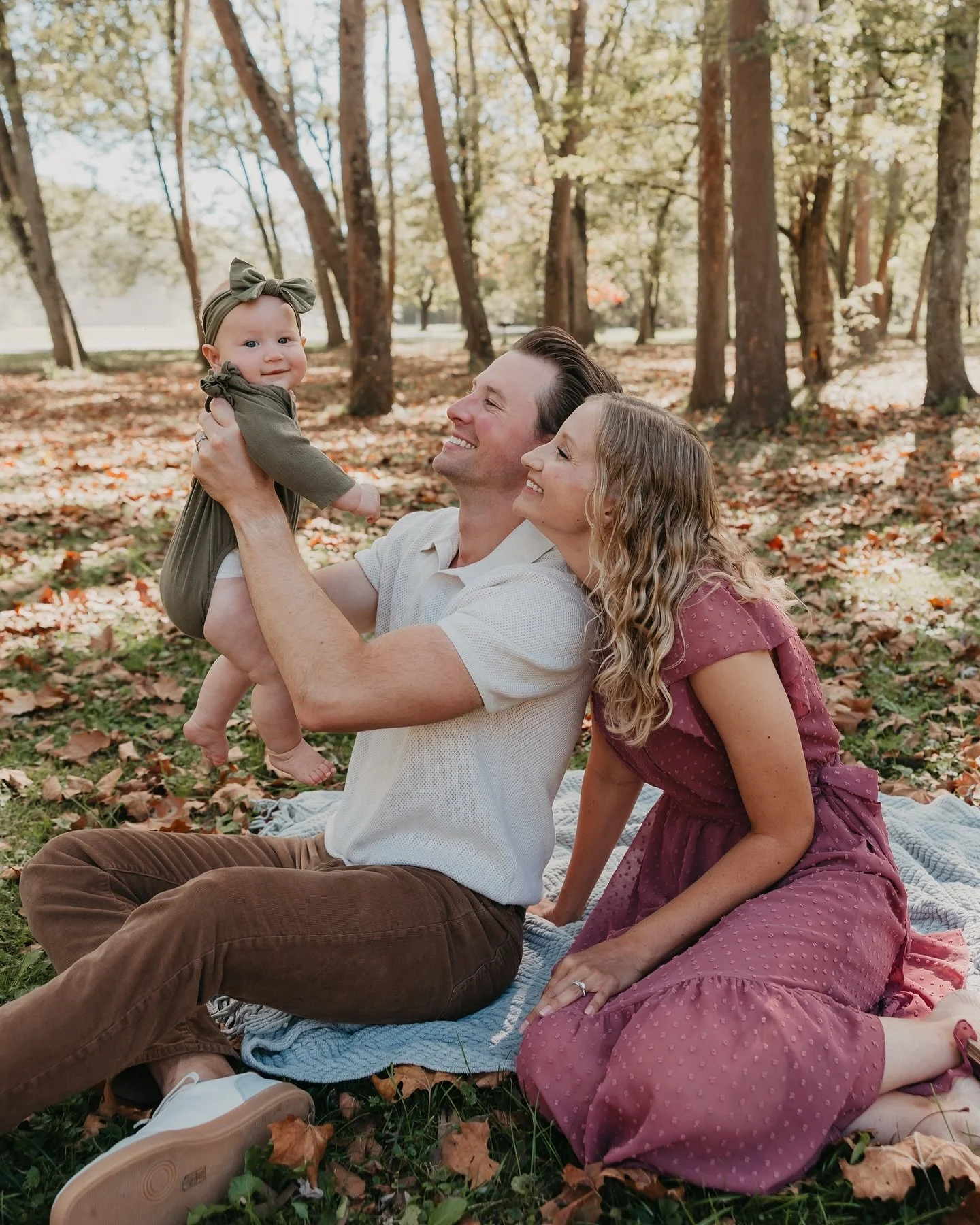 Minis this year were SO FUN! But wait, I have more Christmas minis coming up on December 6th! Don&rsquo;t miss out, grab your spot today! Link in bio

#lizegbertphoto  #minisession #fallminisession #familyphotos #familyphotographer #portrait #portrai