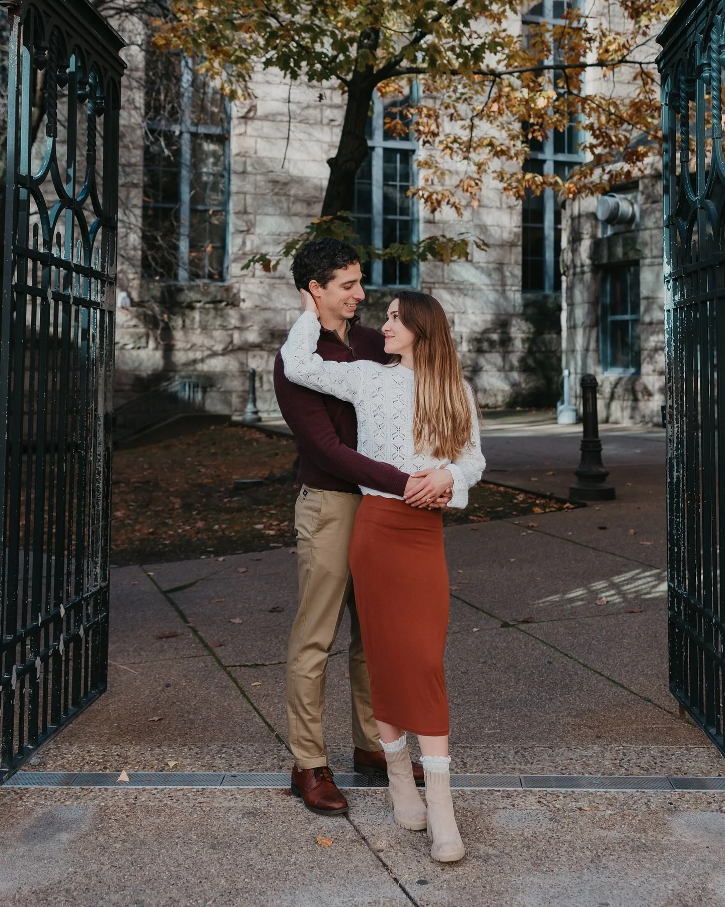 Yay for downtown engagements with sunshine and pretty leaves! ✨ 

#lizegbertphoto #canon #canonphotography #portraitphotography #portraits 
#weddingphotographer #engagement #engagementphotographer 
#pittsburghwedding #burghbrides #burghbride  #pittsb