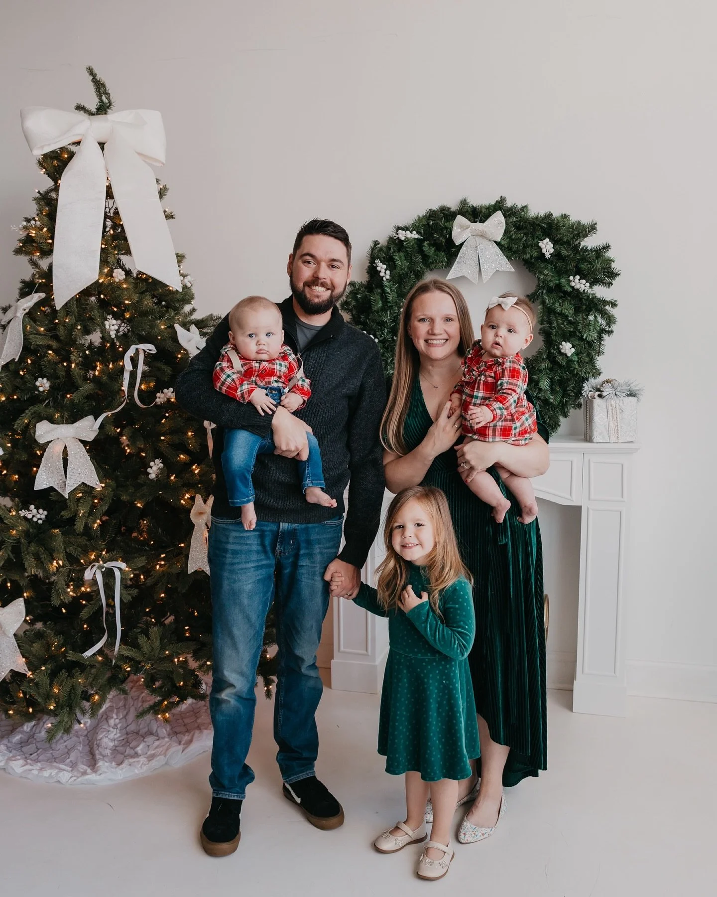 A little Christmas mini inspiration 😉🎄still a few spots left for December 6th studio sessions! Link in bio

#lizegbertphoto #canon #canonphotography #portraitphotography #portraits #twins #family 
#familyphotographer #familysession #pittsburghpa