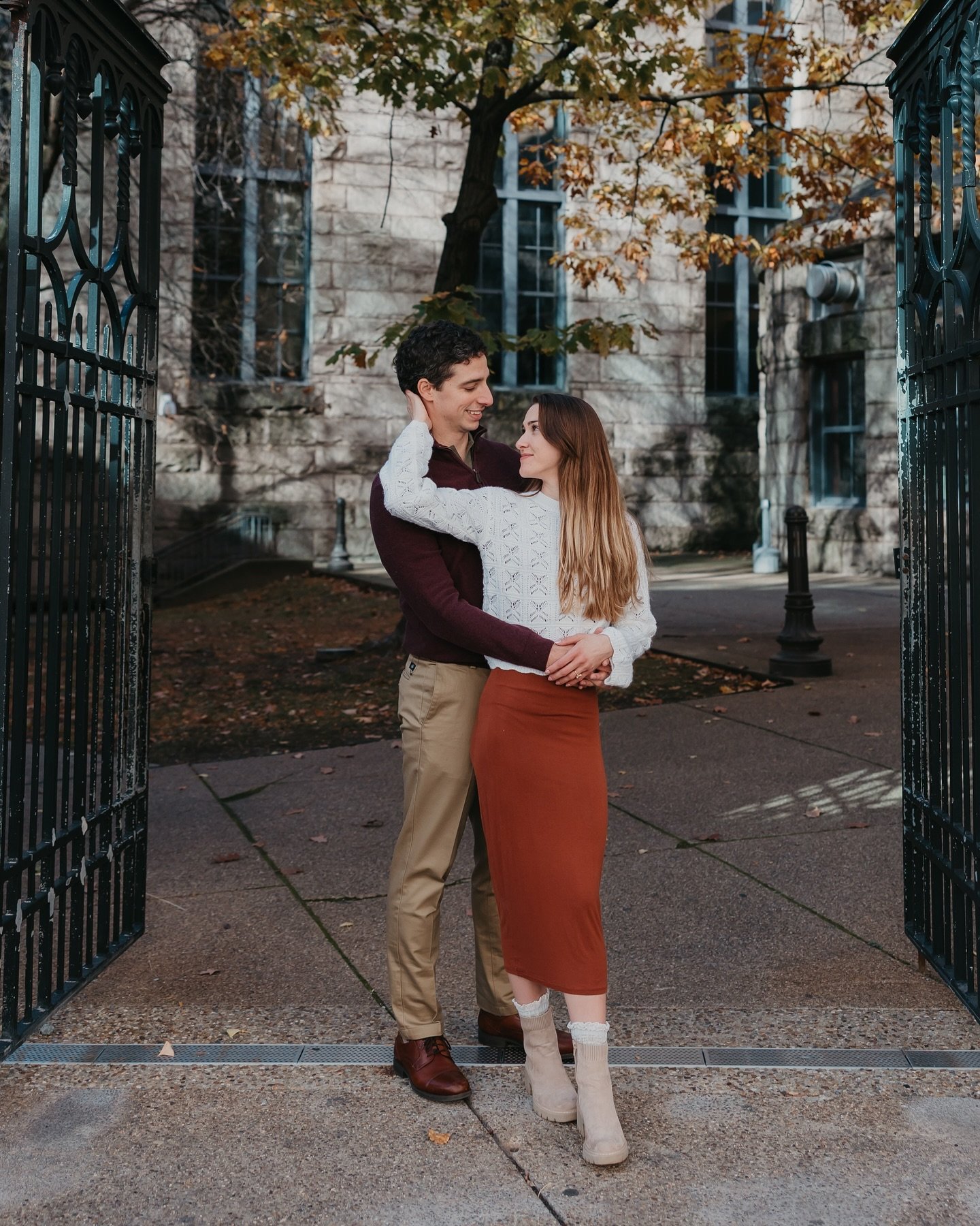 Yay for downtown engagements with sunshine and pretty leaves! ✨ 

#lizegbertphoto #canon #canonphotography #portraitphotography #portraits 
#weddingphotographer #engagement #engagementphotographer 
#pittsburghwedding #burghbrides #burghbride  #pittsb