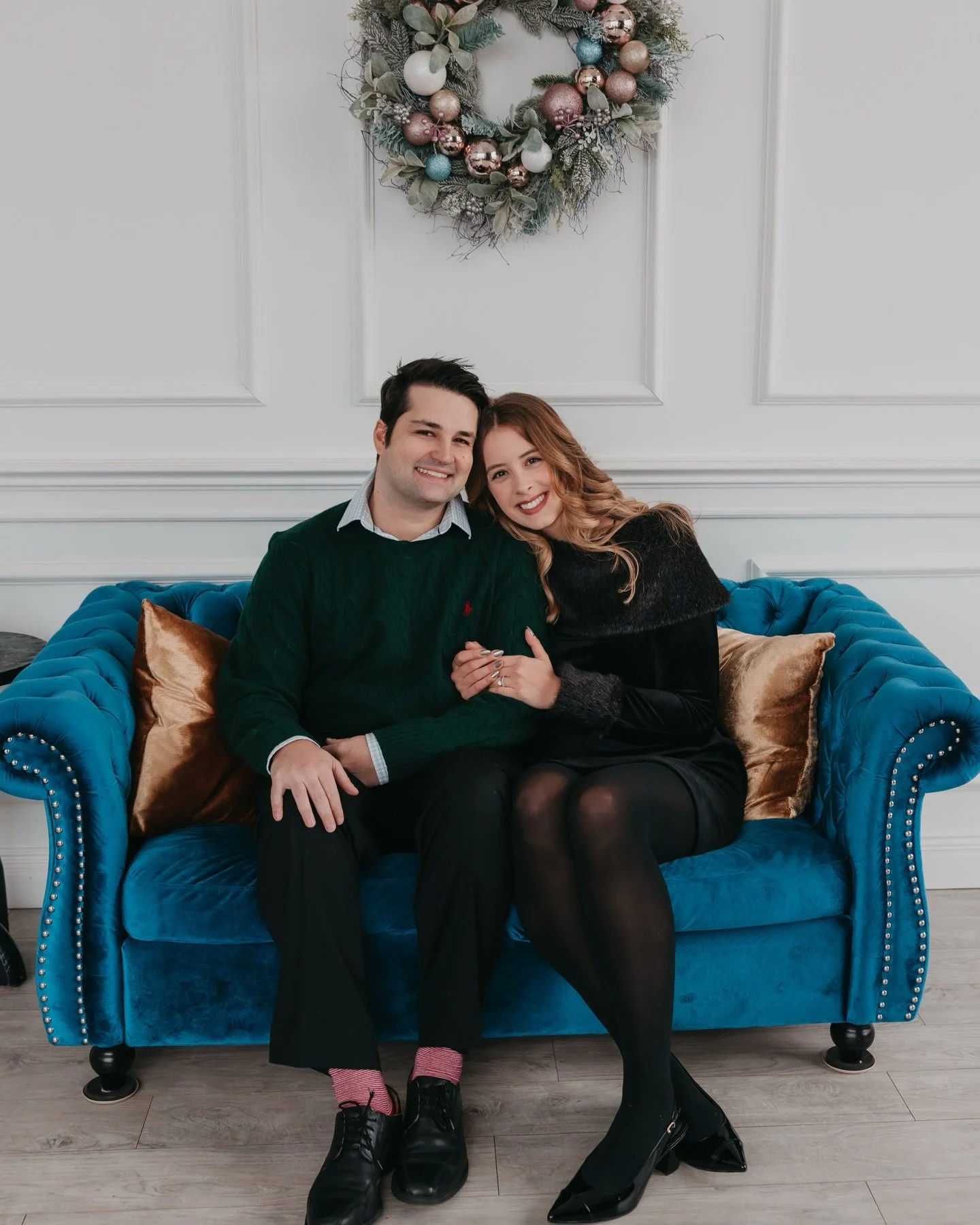 The week of Christmas calls for some Christmas studio posts! ❄️🎄🎁

Studio: @eastendloft_pgh_studios 

#christmasminis #studiophotography #pittsburghphotographer #portraitphotographer