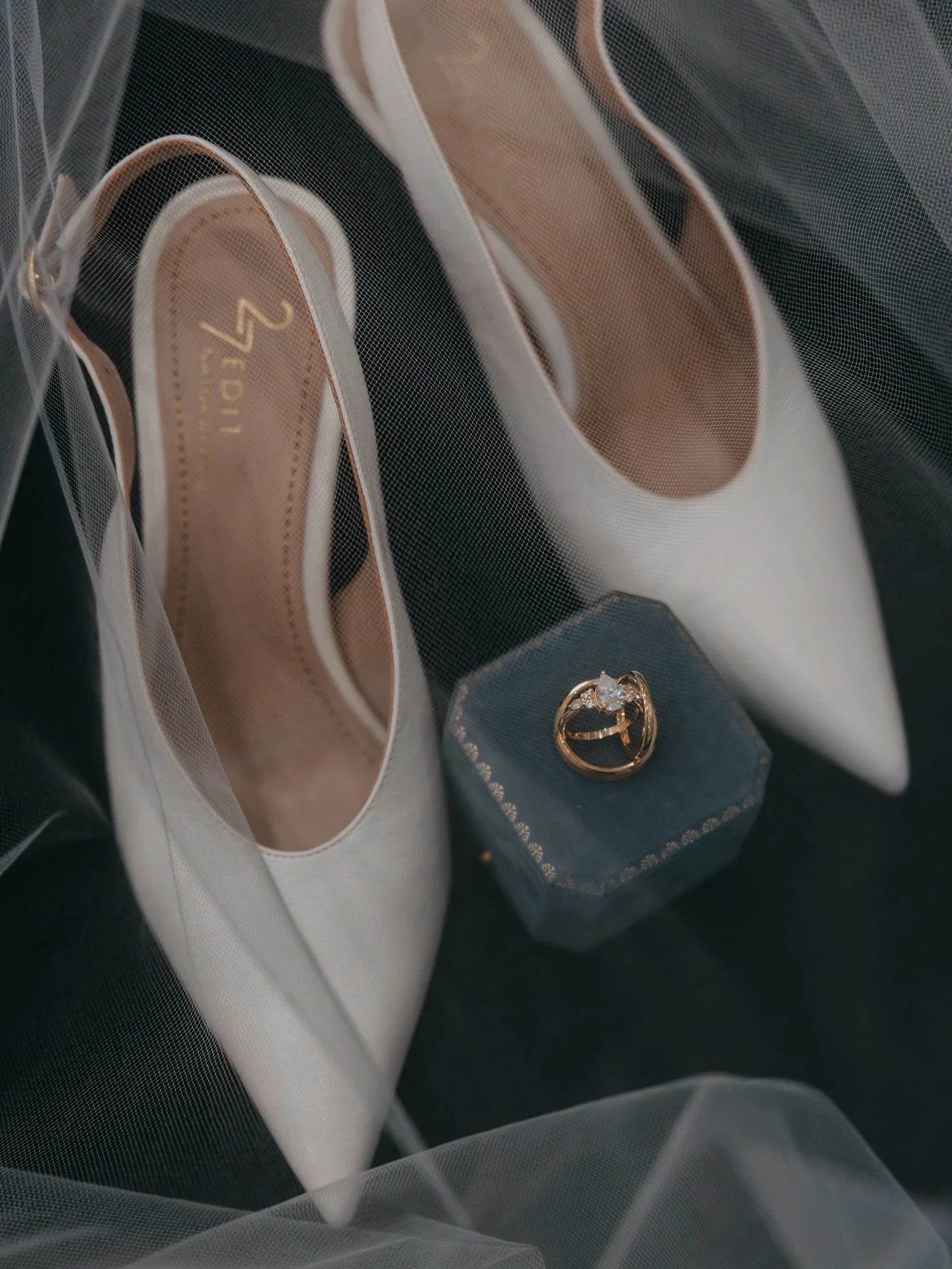 Something blue 🩵

#weddingdetails #somethingblue #weddingday #flatlayphotos