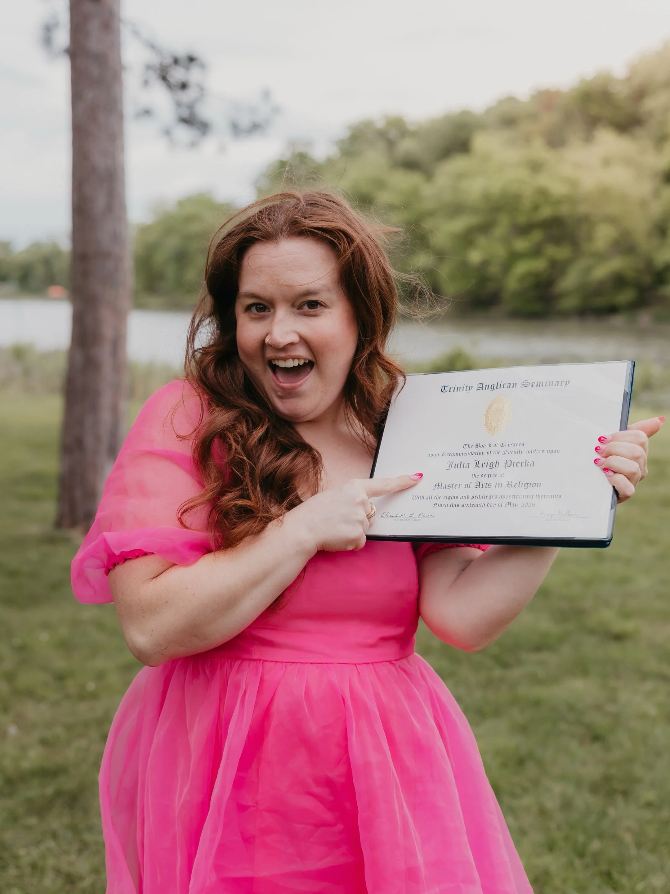 Elle went to Harvard, but Julia went to Trinity 🩷🎓

#2026grad #mastersdegree #paphotographer #pittsburghphotographer