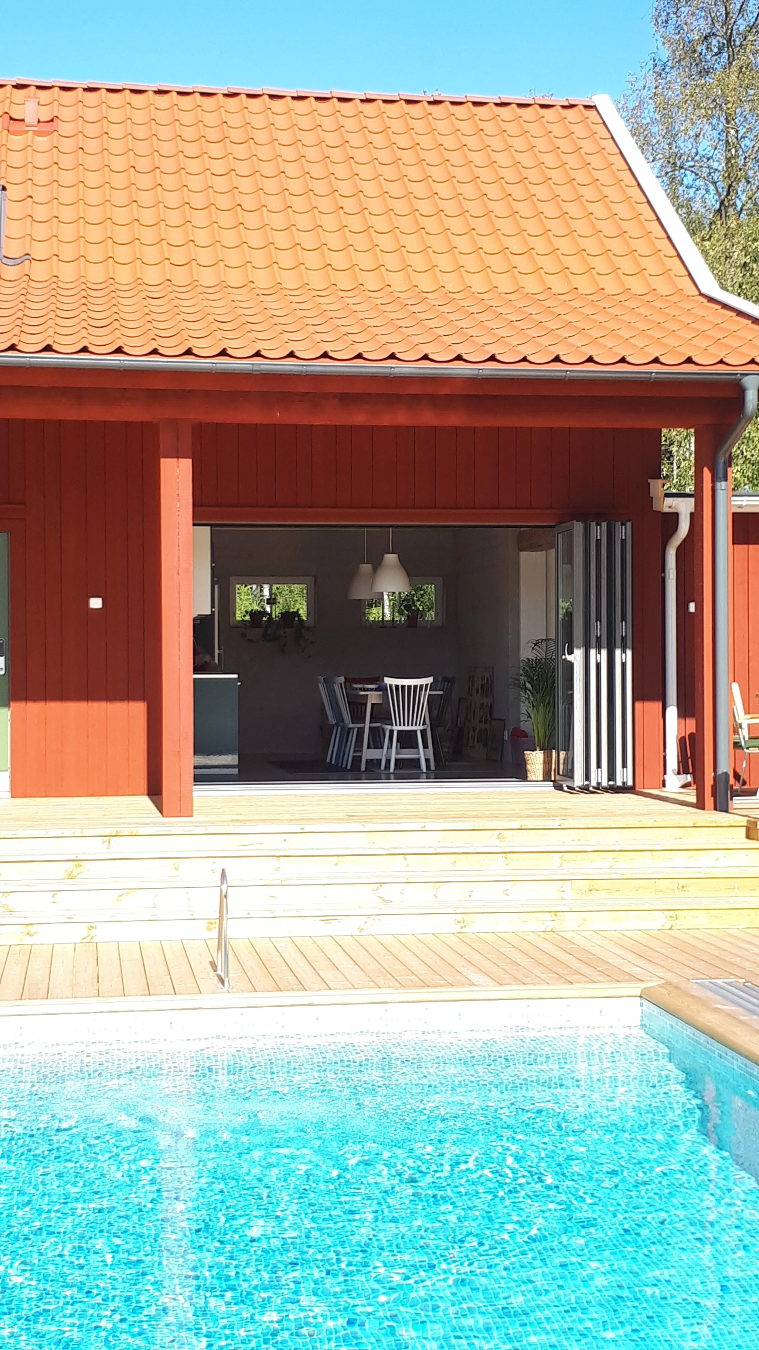 vikdörrar mot pool.jpg