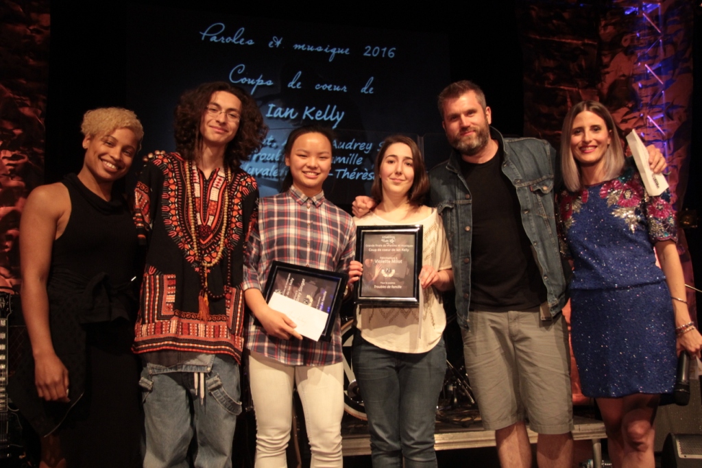 Violette Milot et Allison Audrey Singer, de la Polyvalente Ste-Thérèse, Coup de coeur de Ian Kelly, auteures du texte "Troubles de famille", mis en musique par Colin Reiher. Prix remis par Ian Kelly