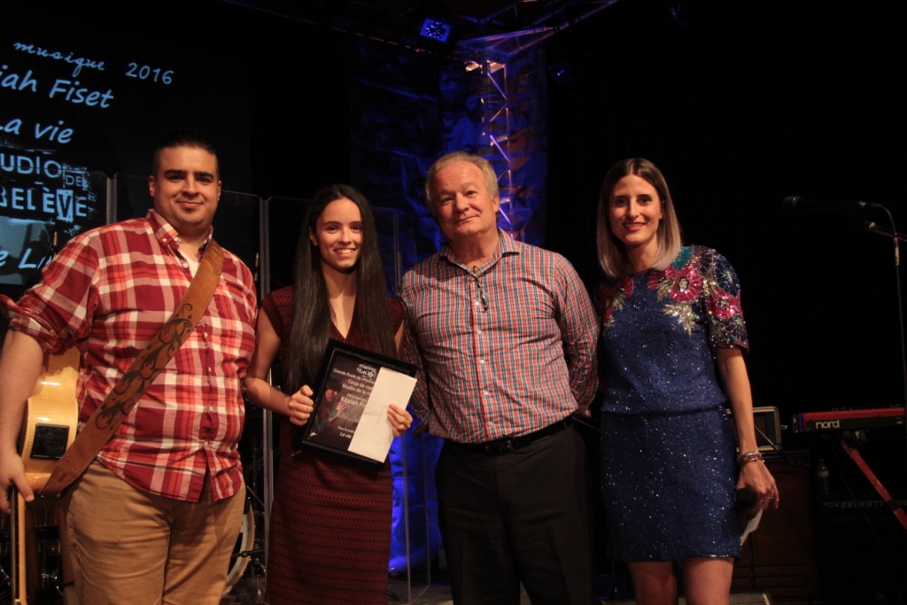 Keziah Fiset, de l'école Leblanc, Coup de coeur du Studio de la relève, auteure du texte "La vie", mis en musique par Karim Médfaï. Prix remis par Éric Westram, Conseiller municipal de la ville de Rosemère.