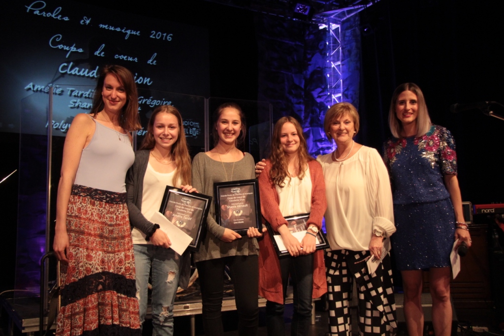 Amélie Tardif, Maude Grégoire, Shania Hénault, de la Polyvalente Ste-Thérèse, Coup de coeur de Claudette Dion, auteures du texte "Une étoile", mis en musique par Andréanne Martin. Prix remis par Claudette Dion