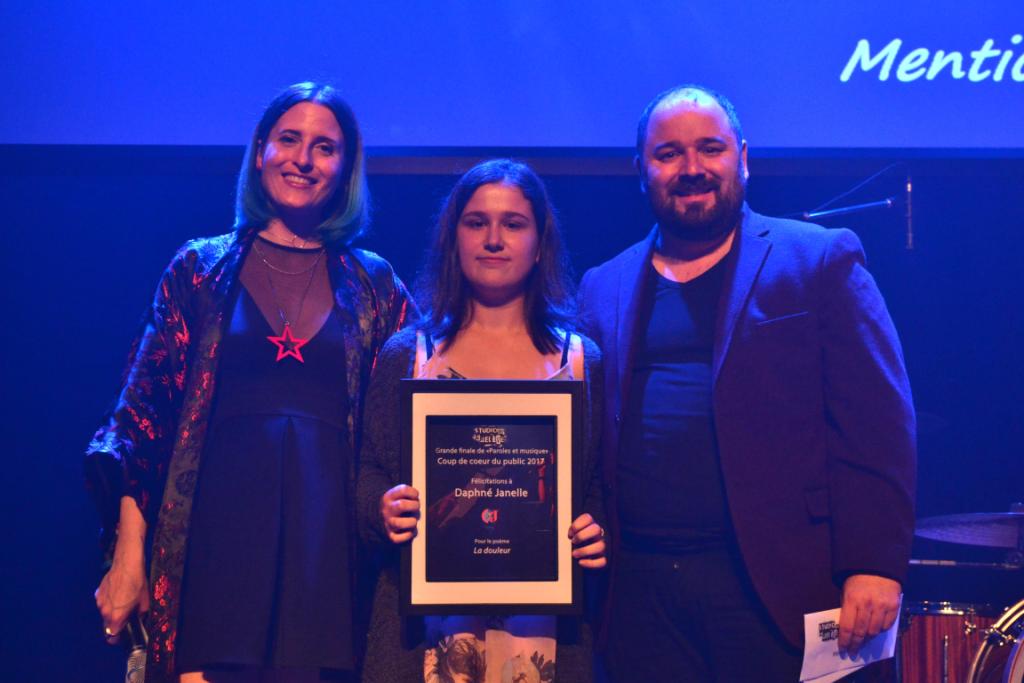 Daphné Janelle, auteure du texte La douleur, prix remis par Alexandre Mensi de Mango software