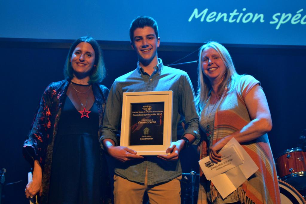 Vincent Caron, auteur du texte Grandmother, prix remis par Judith Bisaillon, enseignante à la Polyvalente Deux-Montagnes