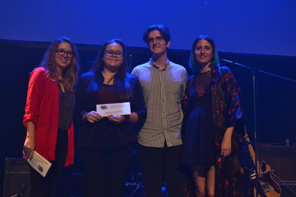 Maygane Desrochers, auteure du texte Pourquoi pas moi? et Simon Martel, auteur du texte Le père, prix remis par Vanessa Borduas du Festival International de la chanson de Granby