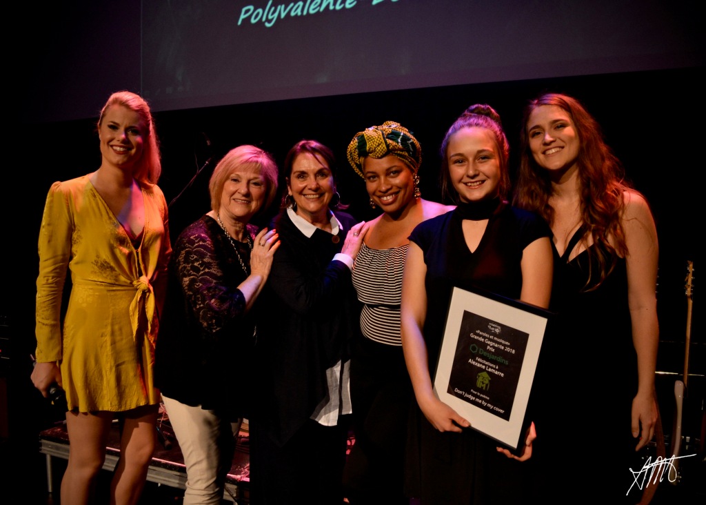 GRANDE GAGNANTE récipiendaire du prix DESJARDINS: Alexanne Lamarre, de la Polyvalente Deux-Montage, auteure du texte Don't judge me by my cover. Prix remis par les membres du jury. Musique composée par Cathy Fried